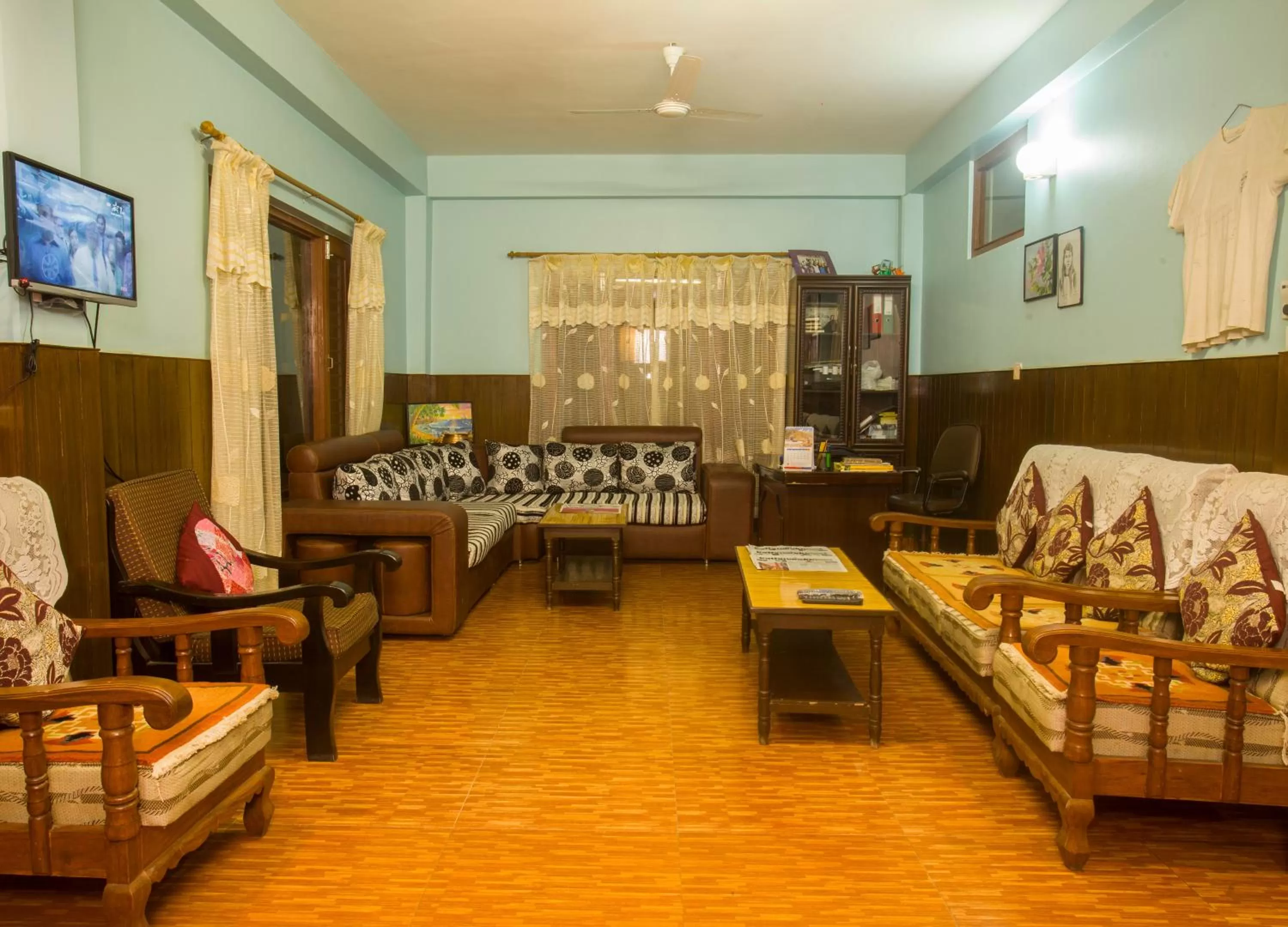 Communal lounge/ TV room in The North Face Inn