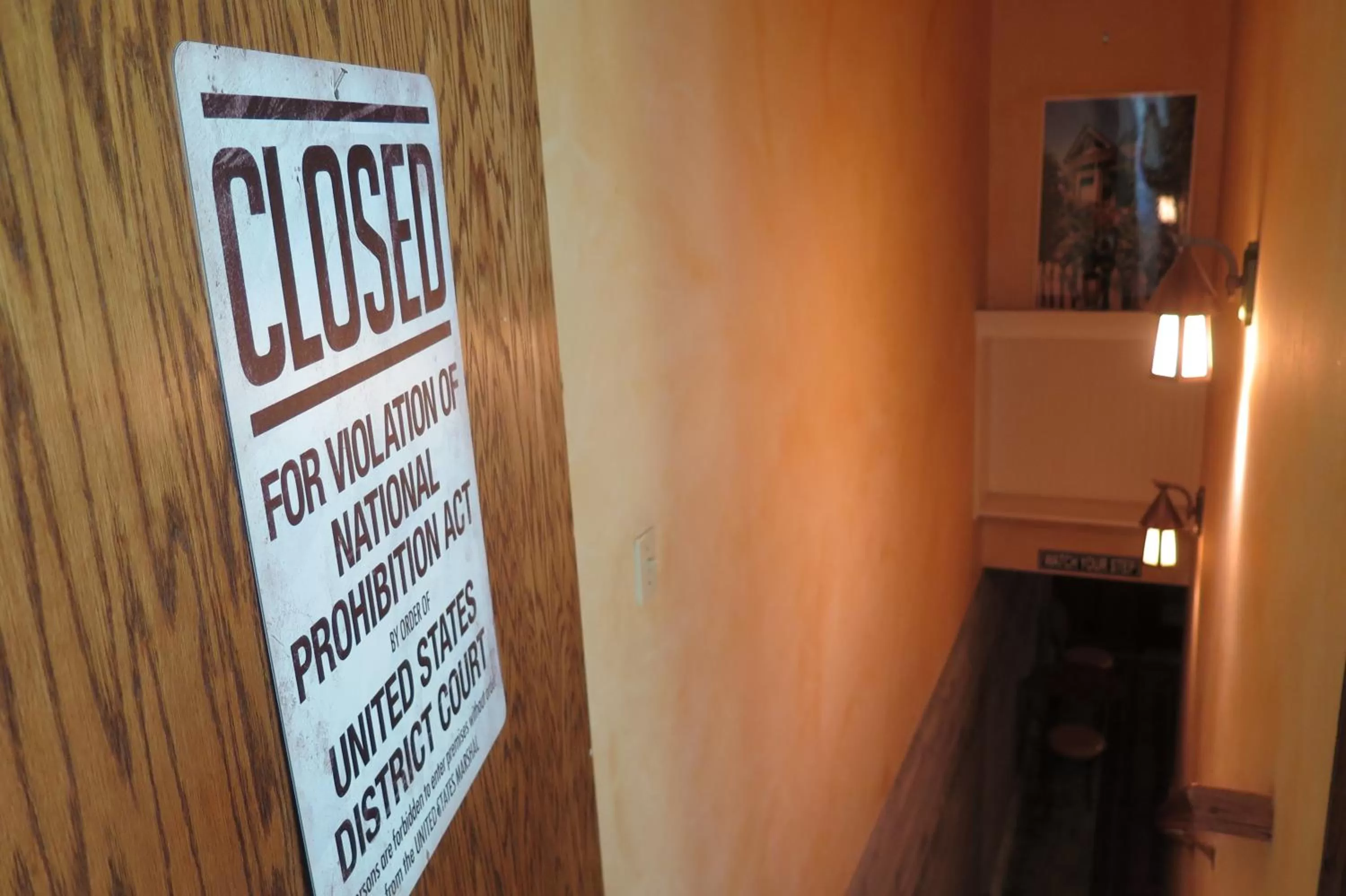 Logo/Certificate/Sign in The Grape Leaf Inn