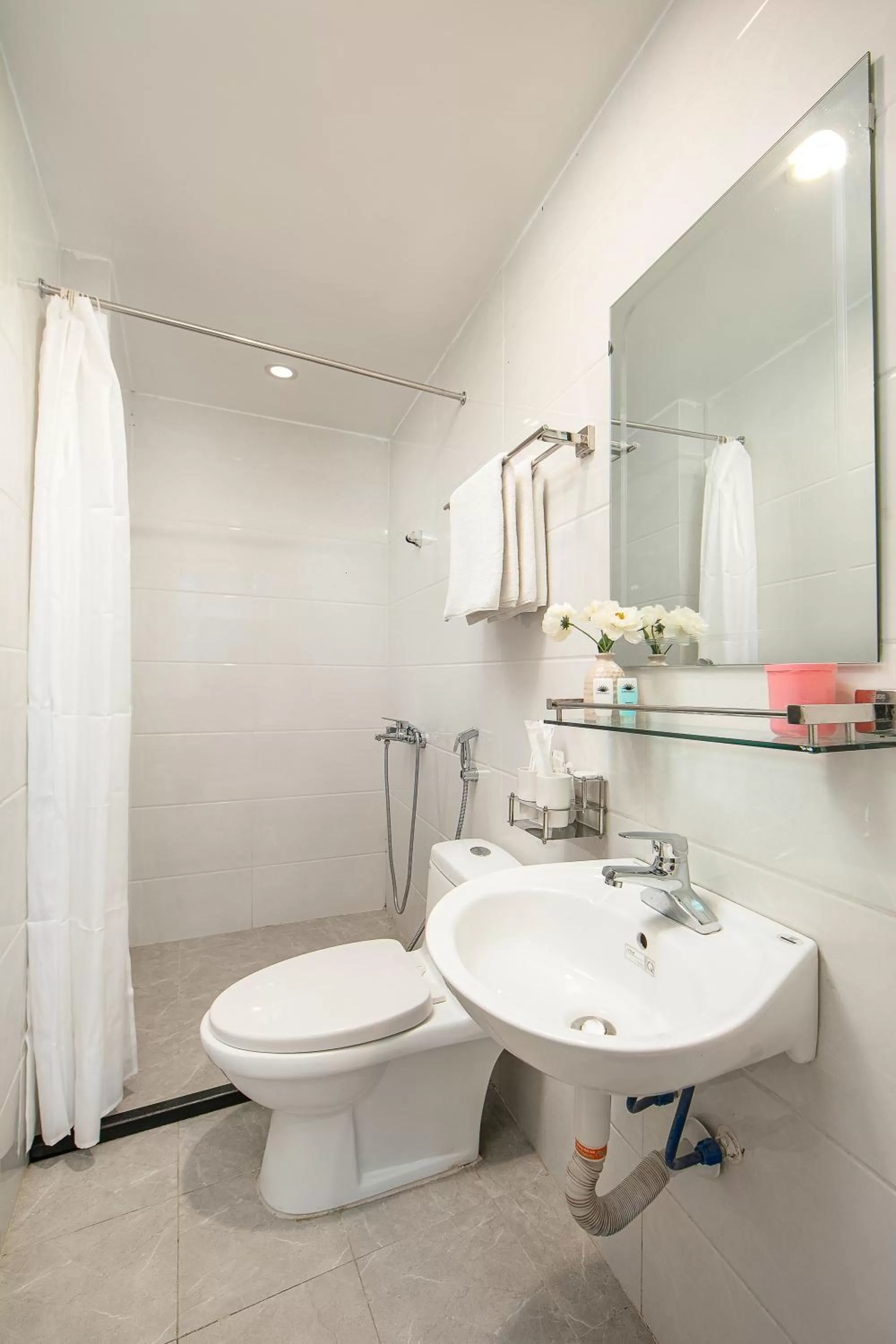 Shower in Queen Cafe Hotel & Pub