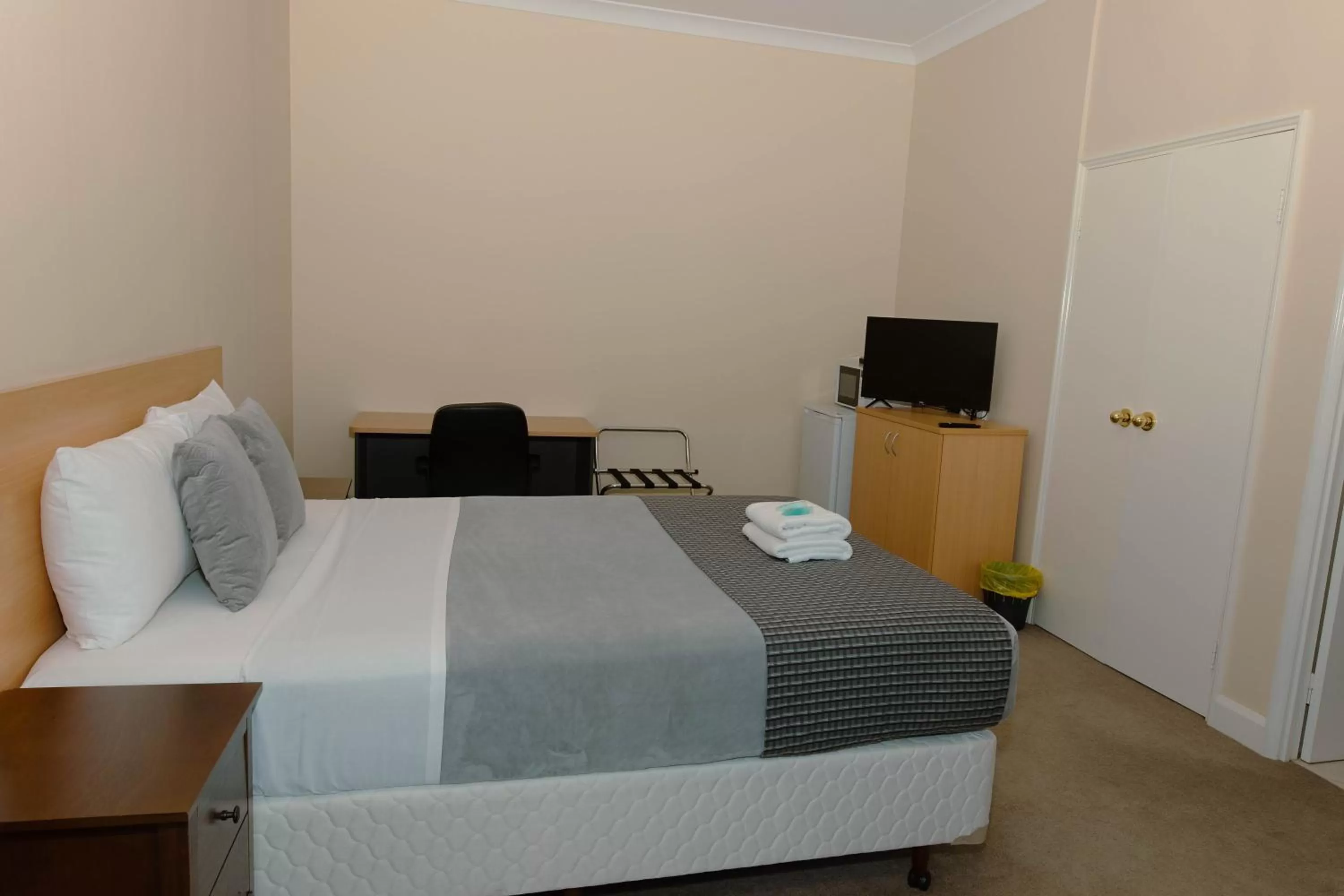 Bed in Settlers Hotel York