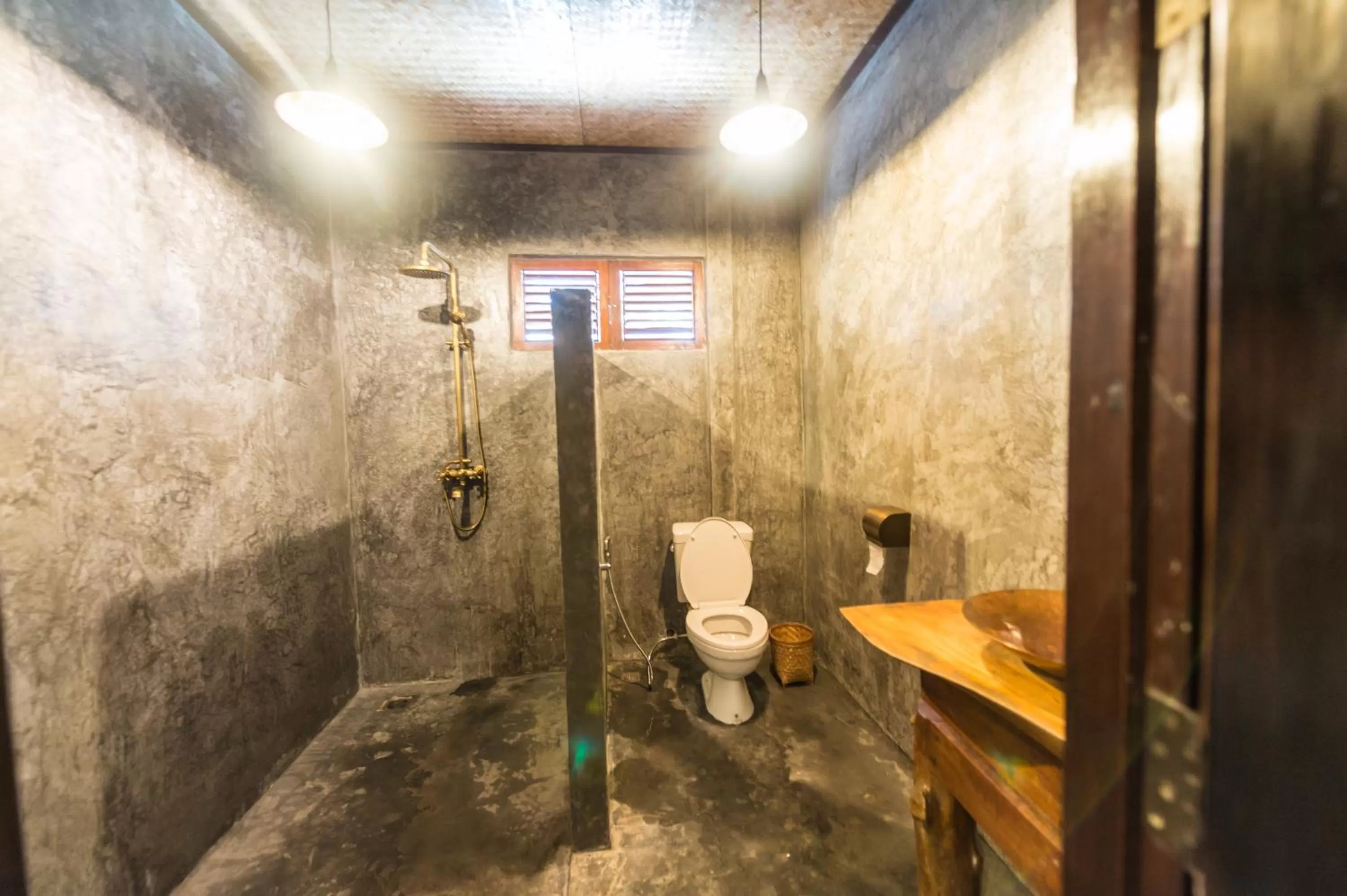 Shower in Huan Amphan