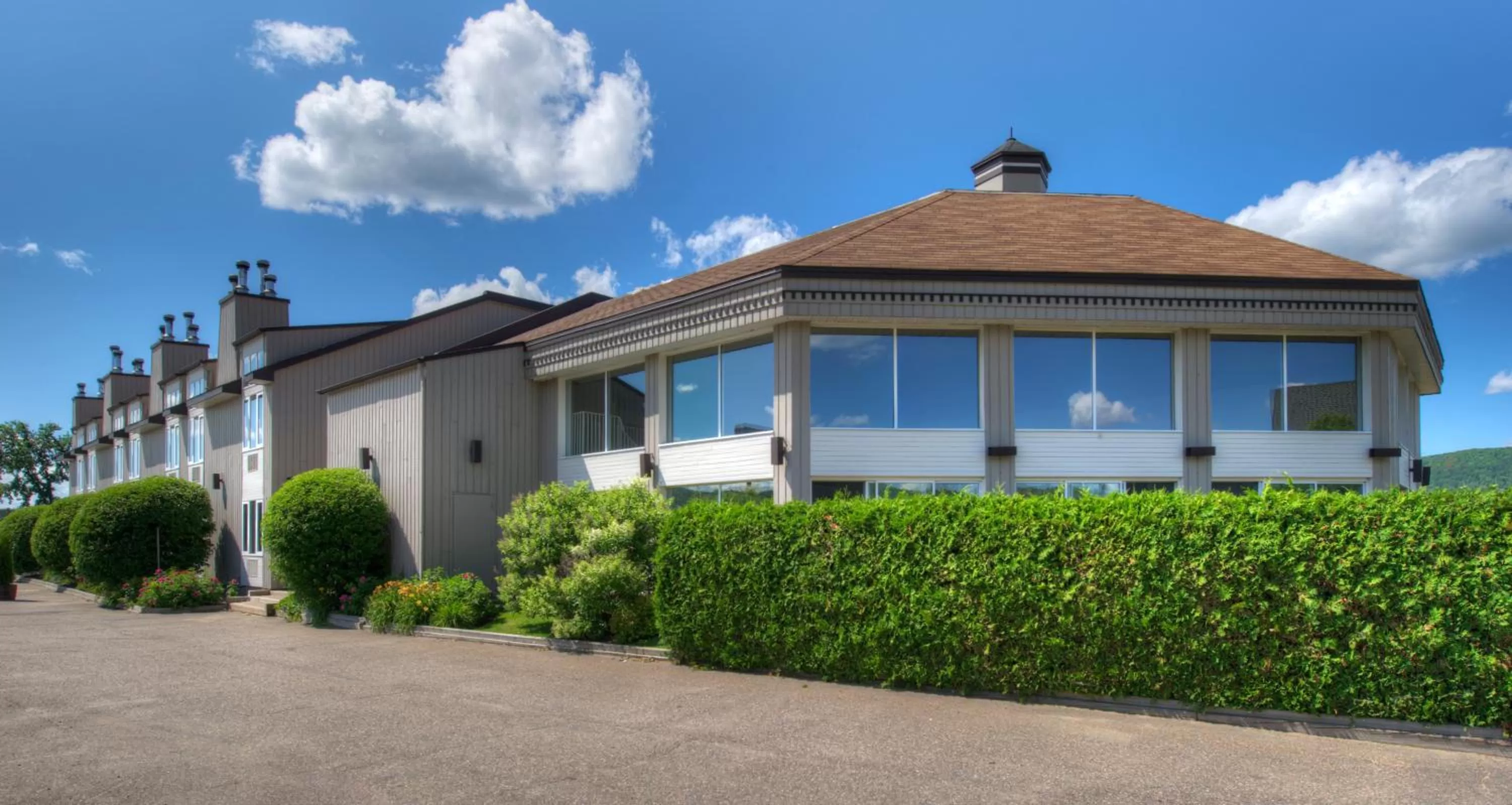 Facade/entrance in Hotel Vacances Tremblant