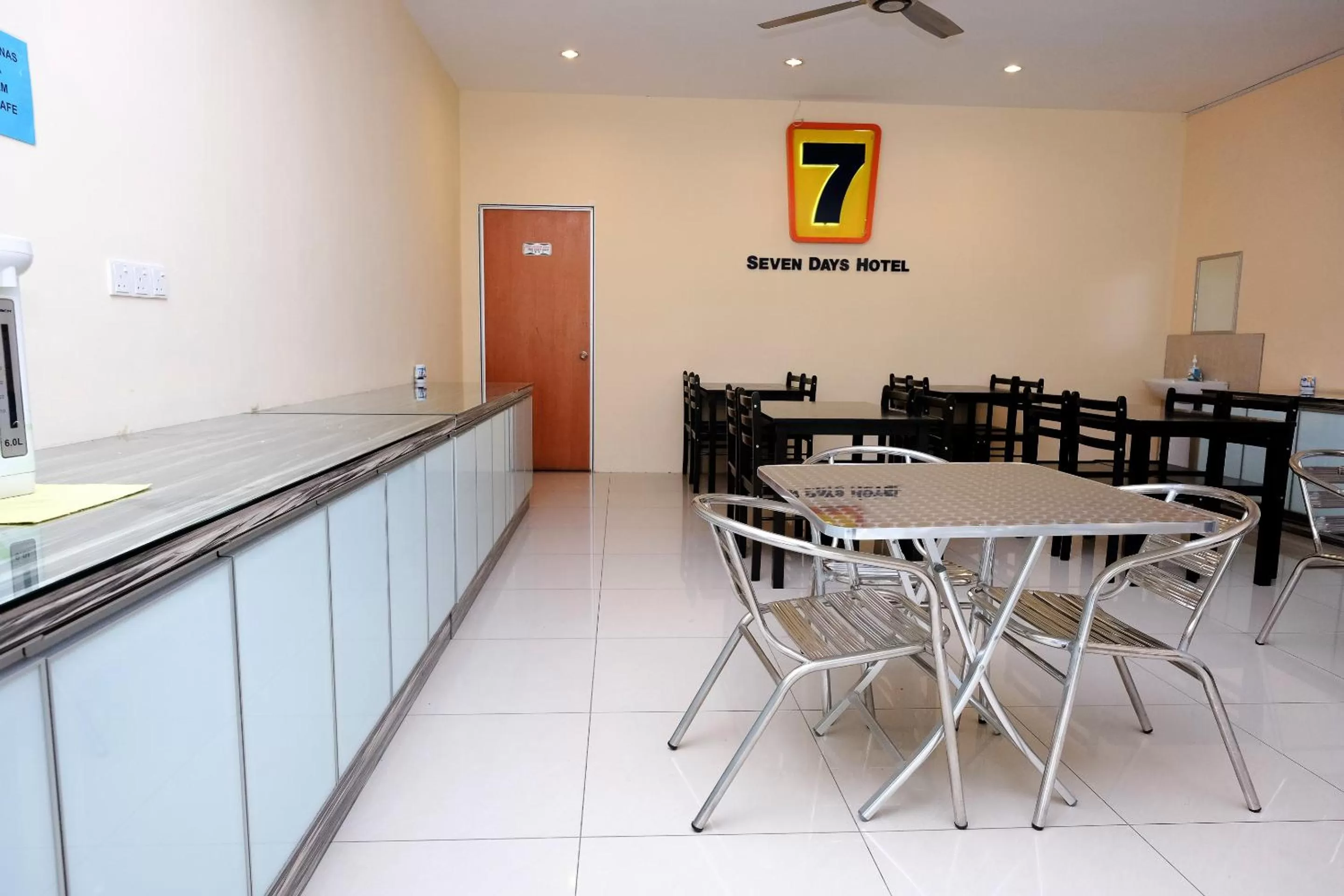 Restaurant/places to eat in Super OYO 635 Seven Days Hotel