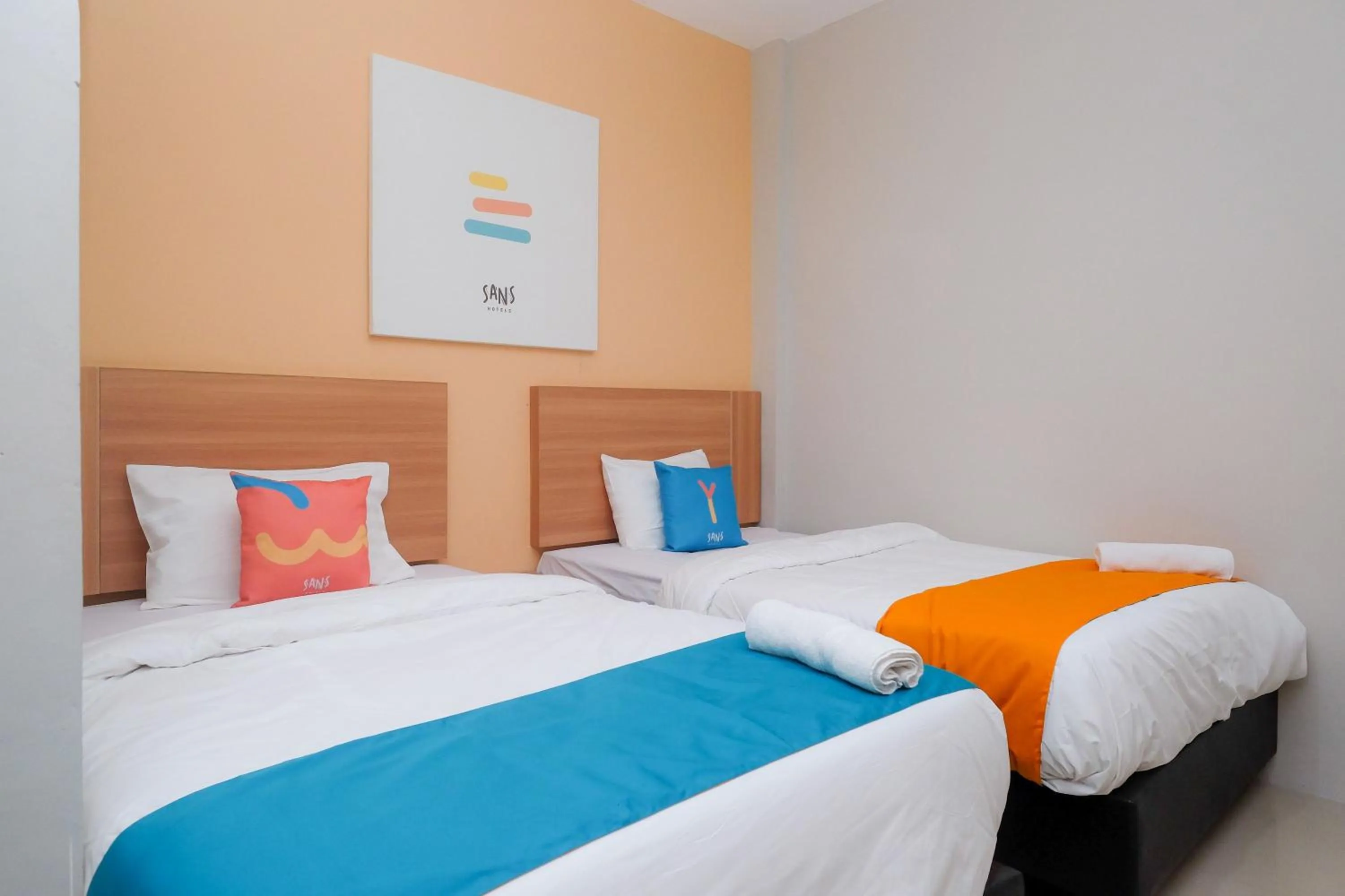 Bedroom in Sans Hotel Tiga Putri Semarang by RedDoorz