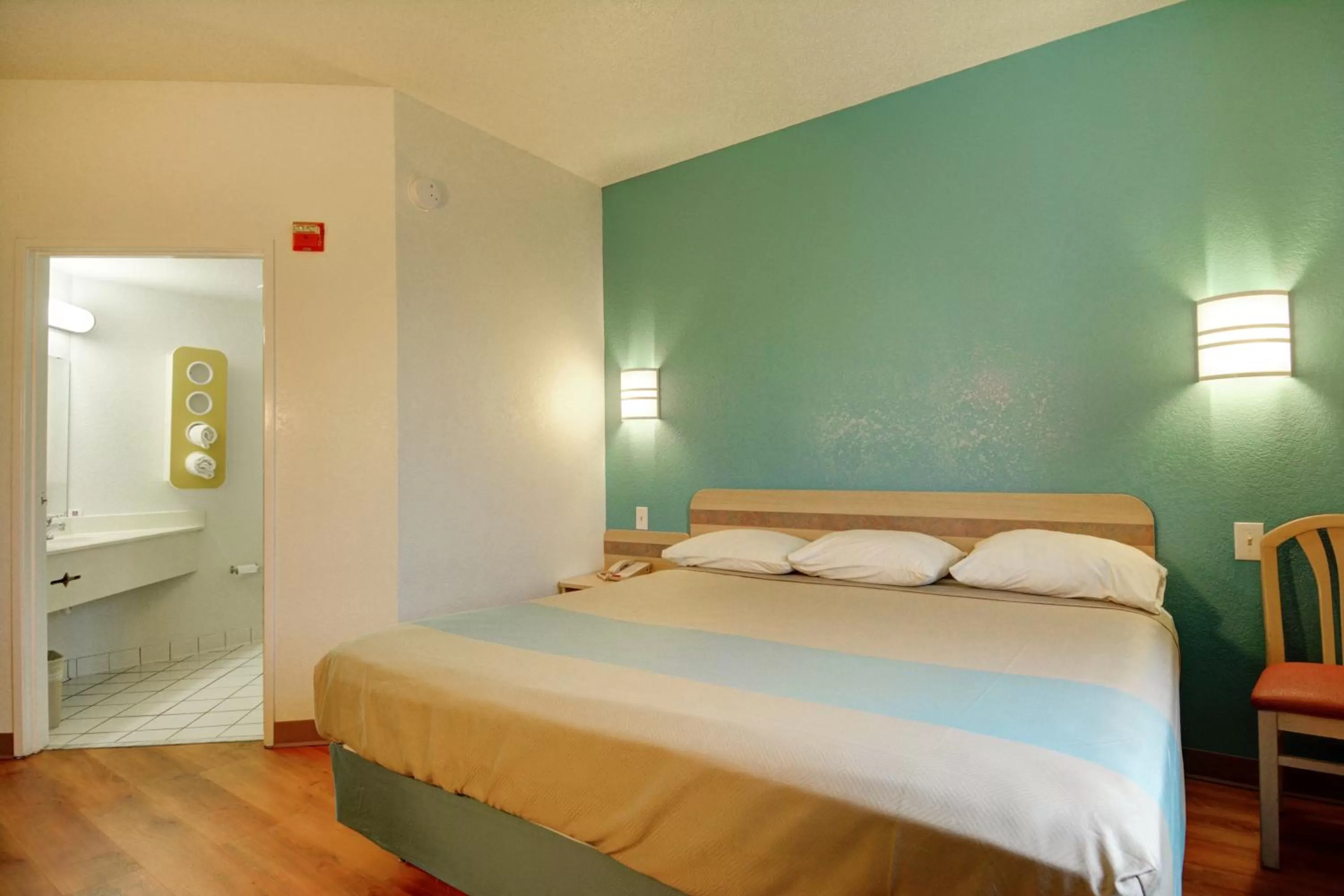 Bathroom, Bed in Motel 6-Denison, TX