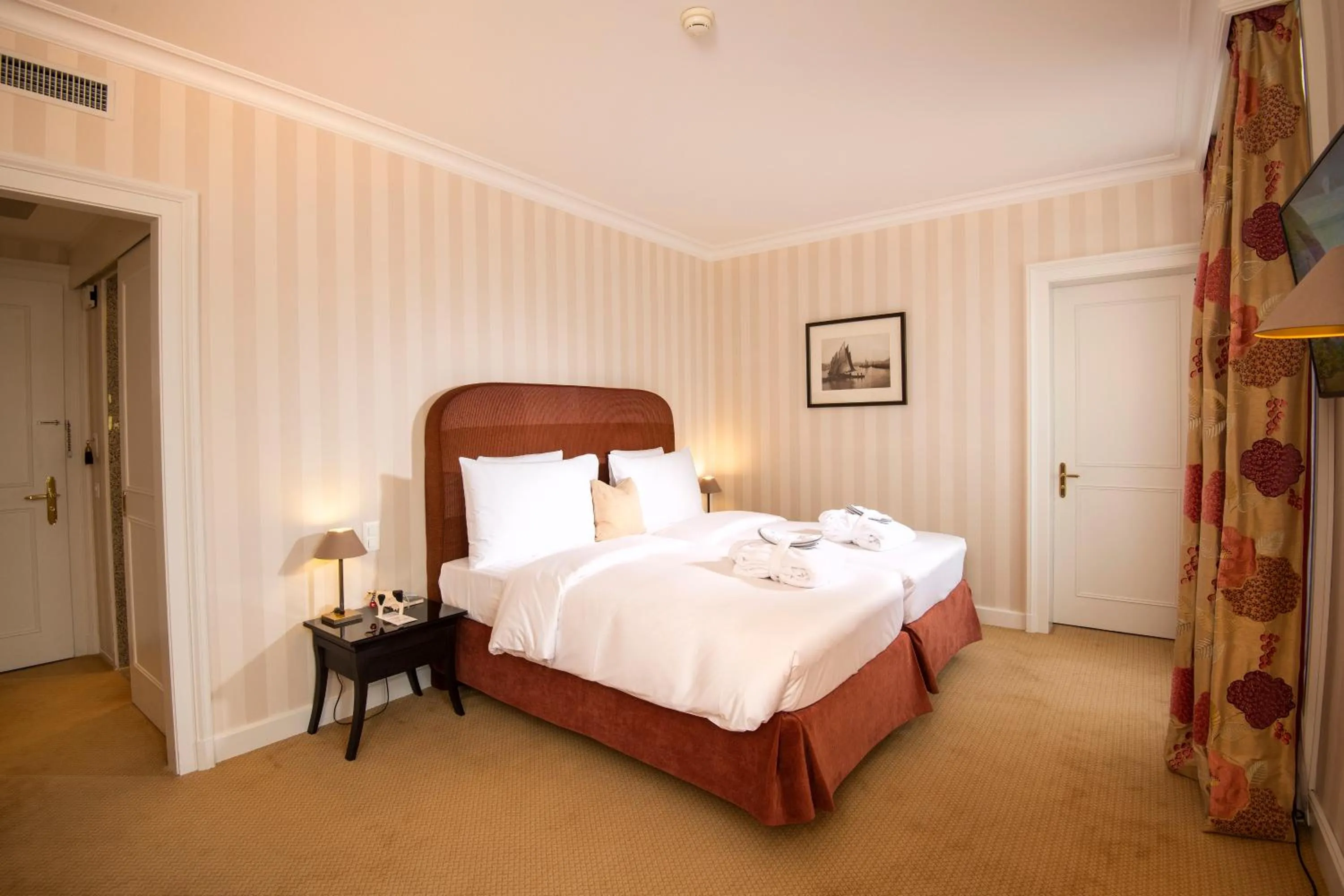 Bedroom, Bed in Hôtel Des Trois Couronnes & Spa - The Leading Hotels of the World