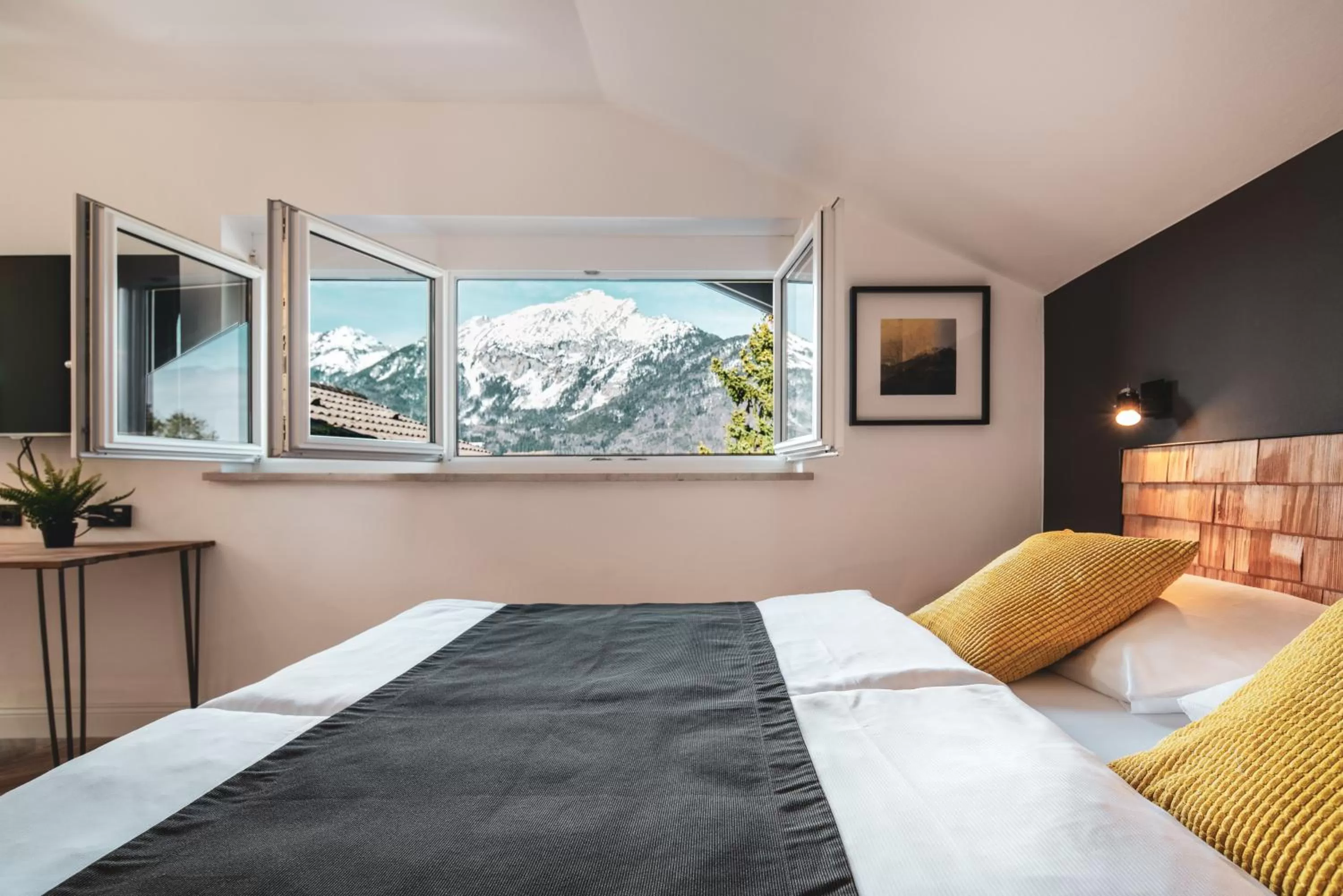 Photo of the whole room, Bed in Villa Sonnenhof Boutique-Hotel