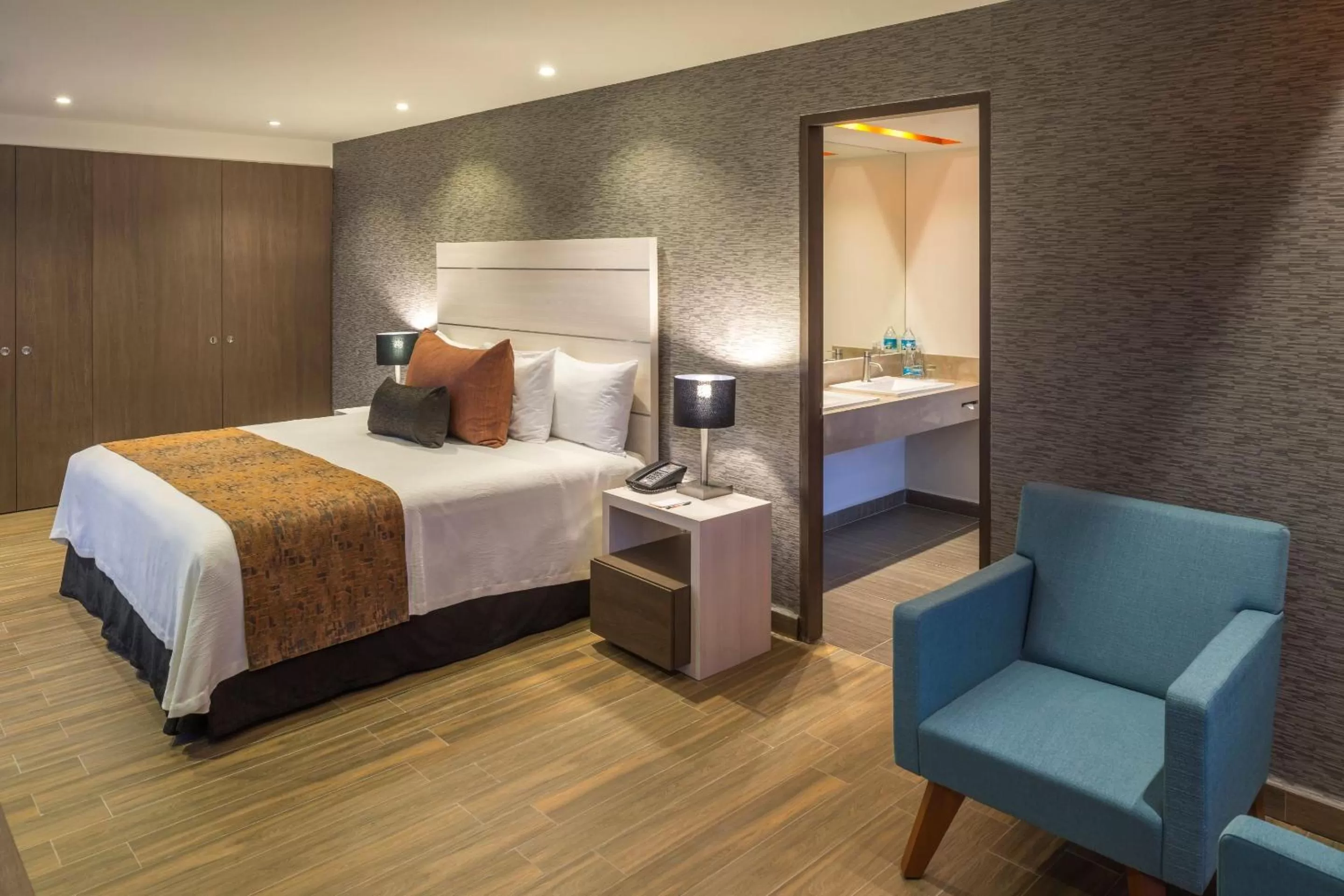 Photo of the whole room, Bed in Real Inn Celaya