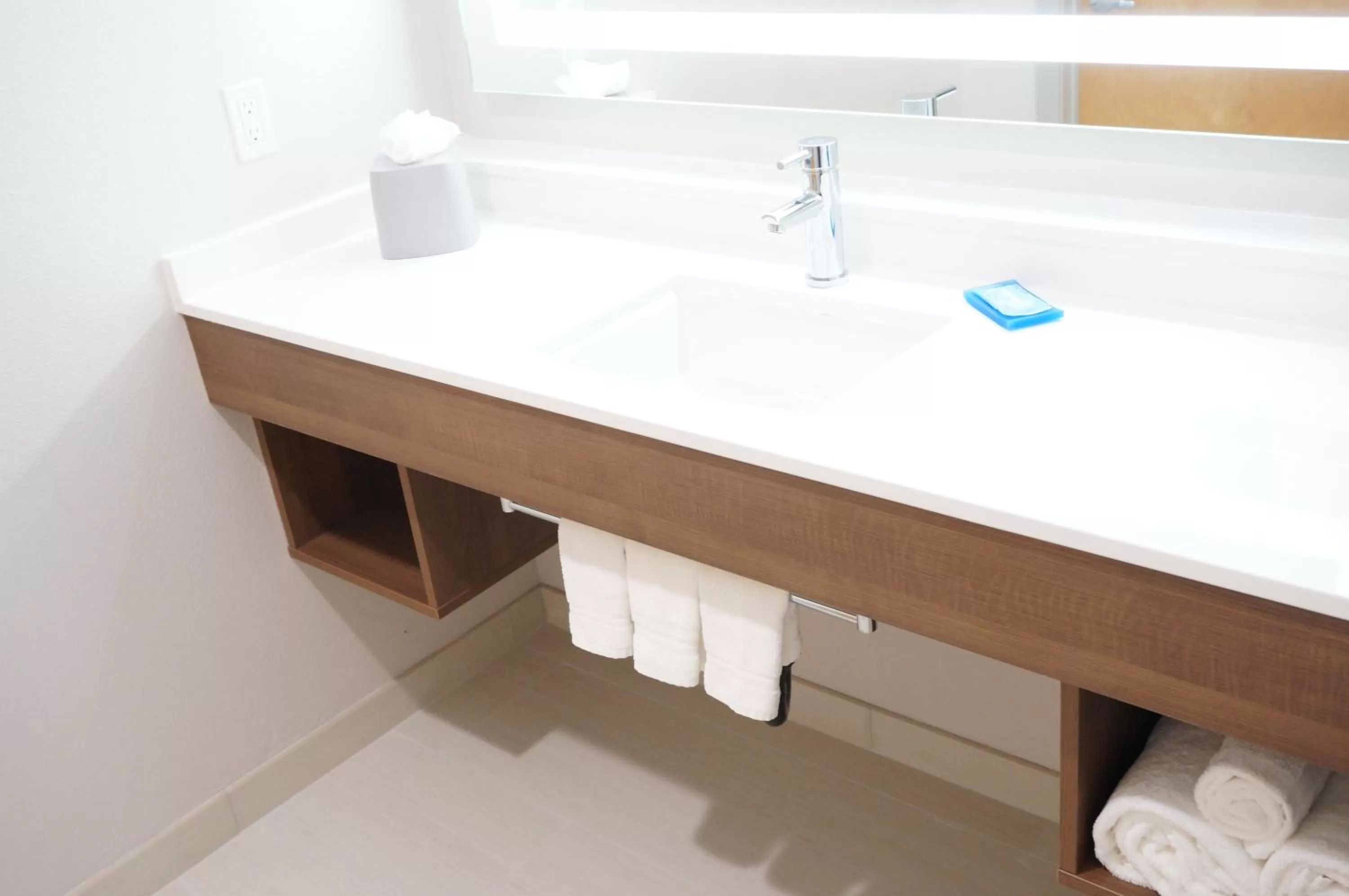 Bedroom in Holiday Inn Express Fremont - Milpitas Central by IHG