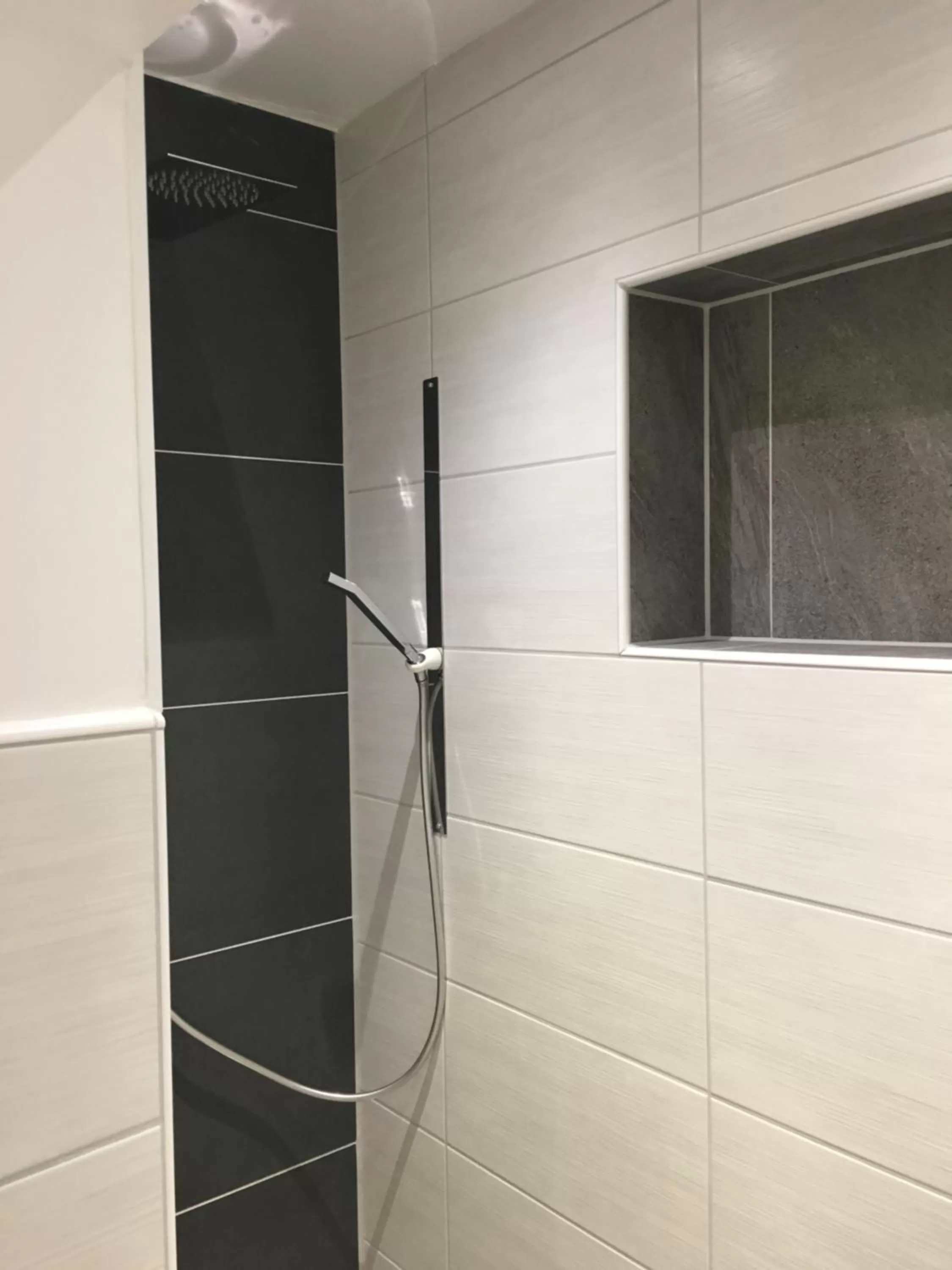 Shower in Hotel Central