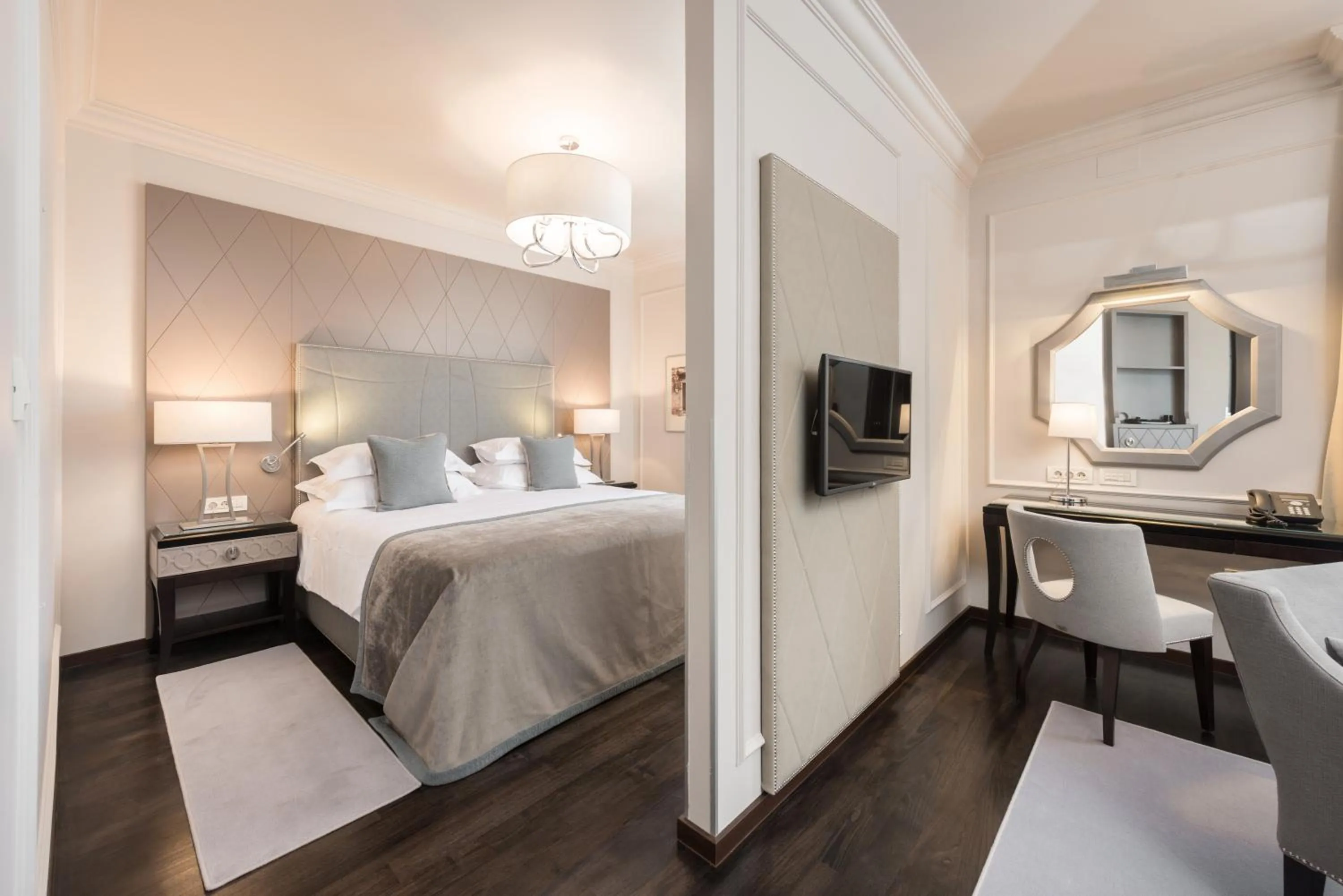 Bedroom, Bed in Bastion Heritage Hotel