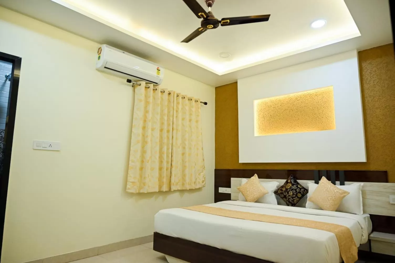 Photo of the whole room, Bed in Hotel Golden Bliss