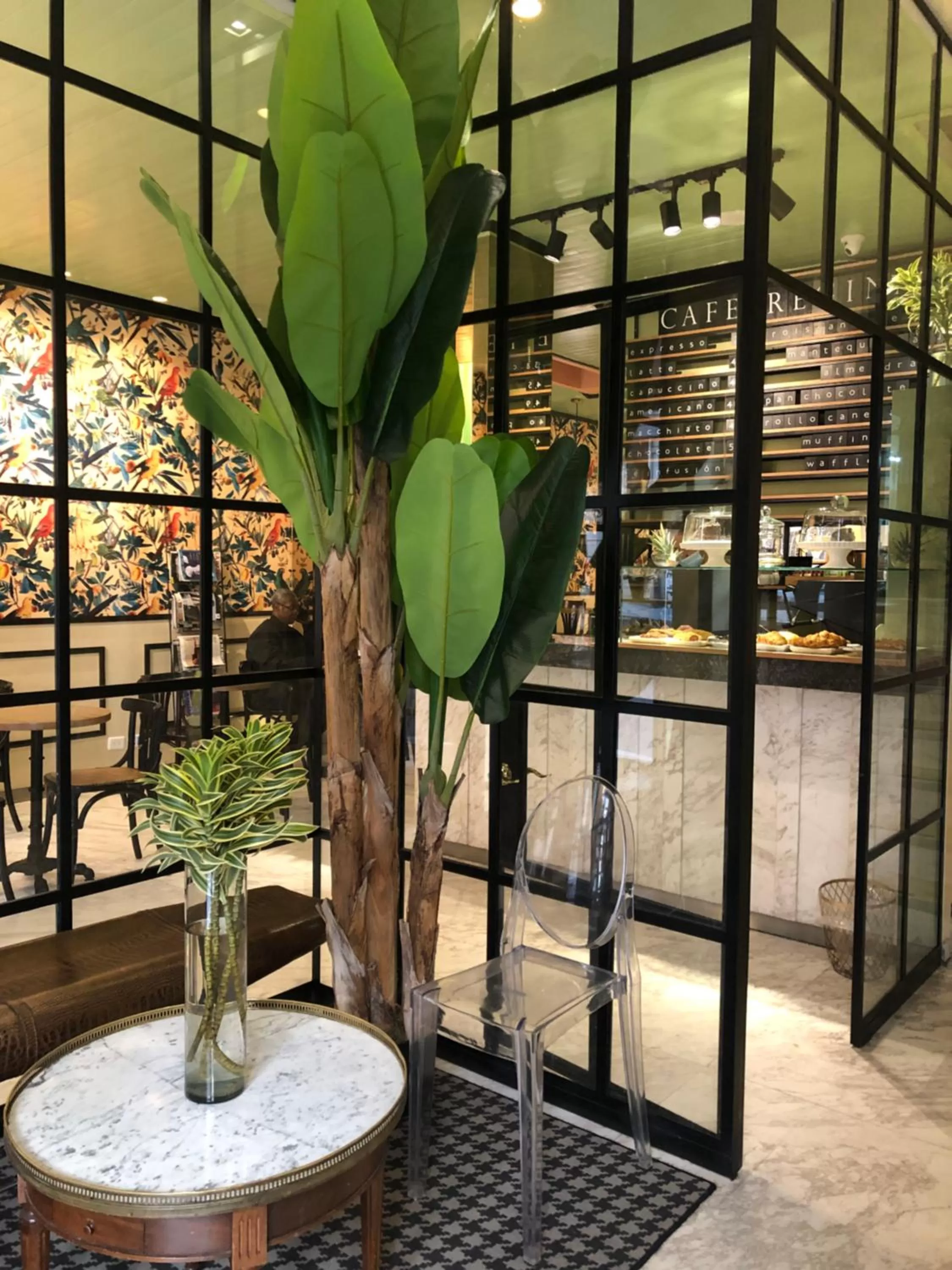 Restaurant/places to eat in Hotel Regina