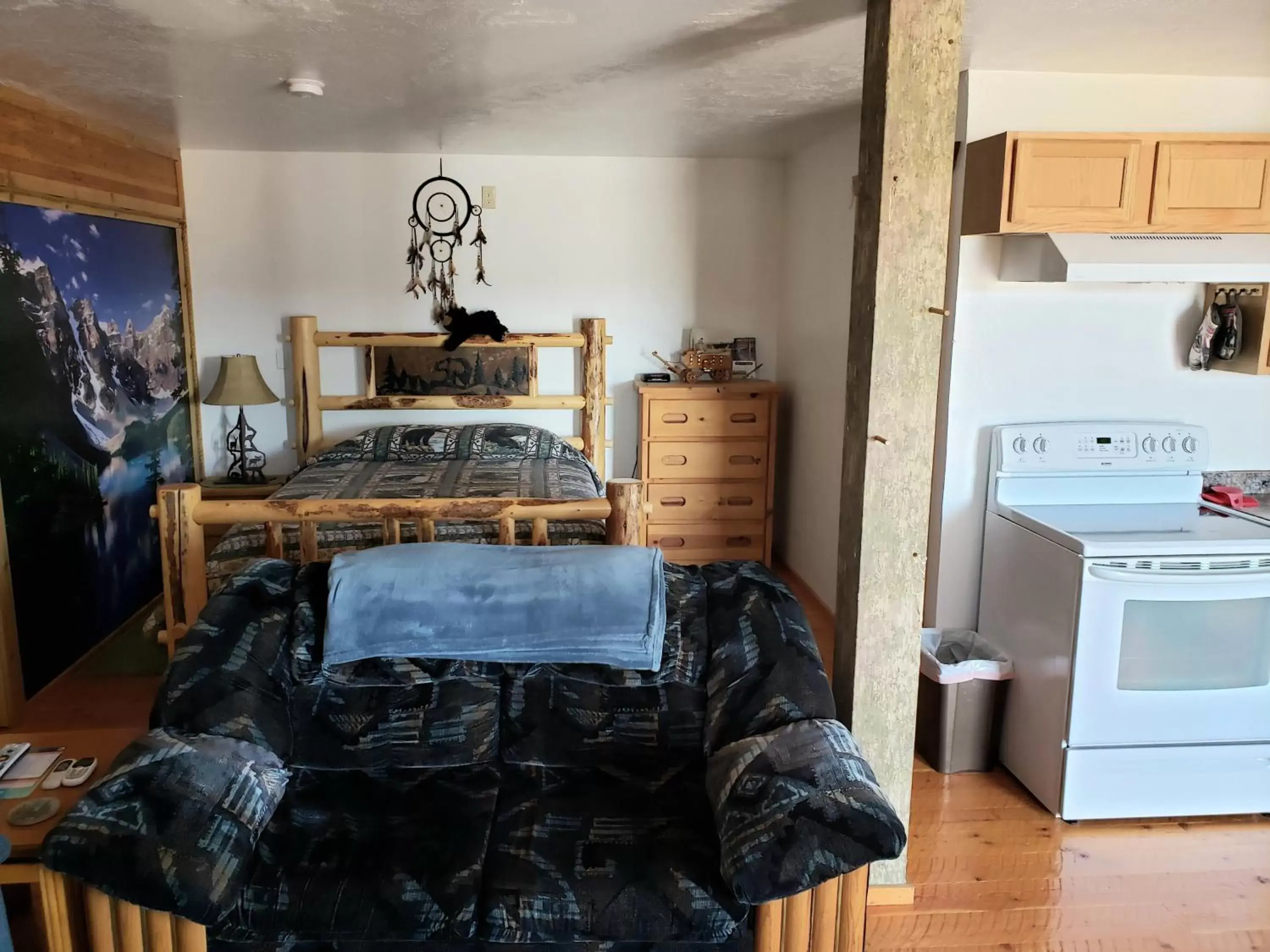 Queen Studio in Wolf Den Log Cabin Motel and RV Park Queen Studio in Wolf Den Log Cabin Motel and RV Park