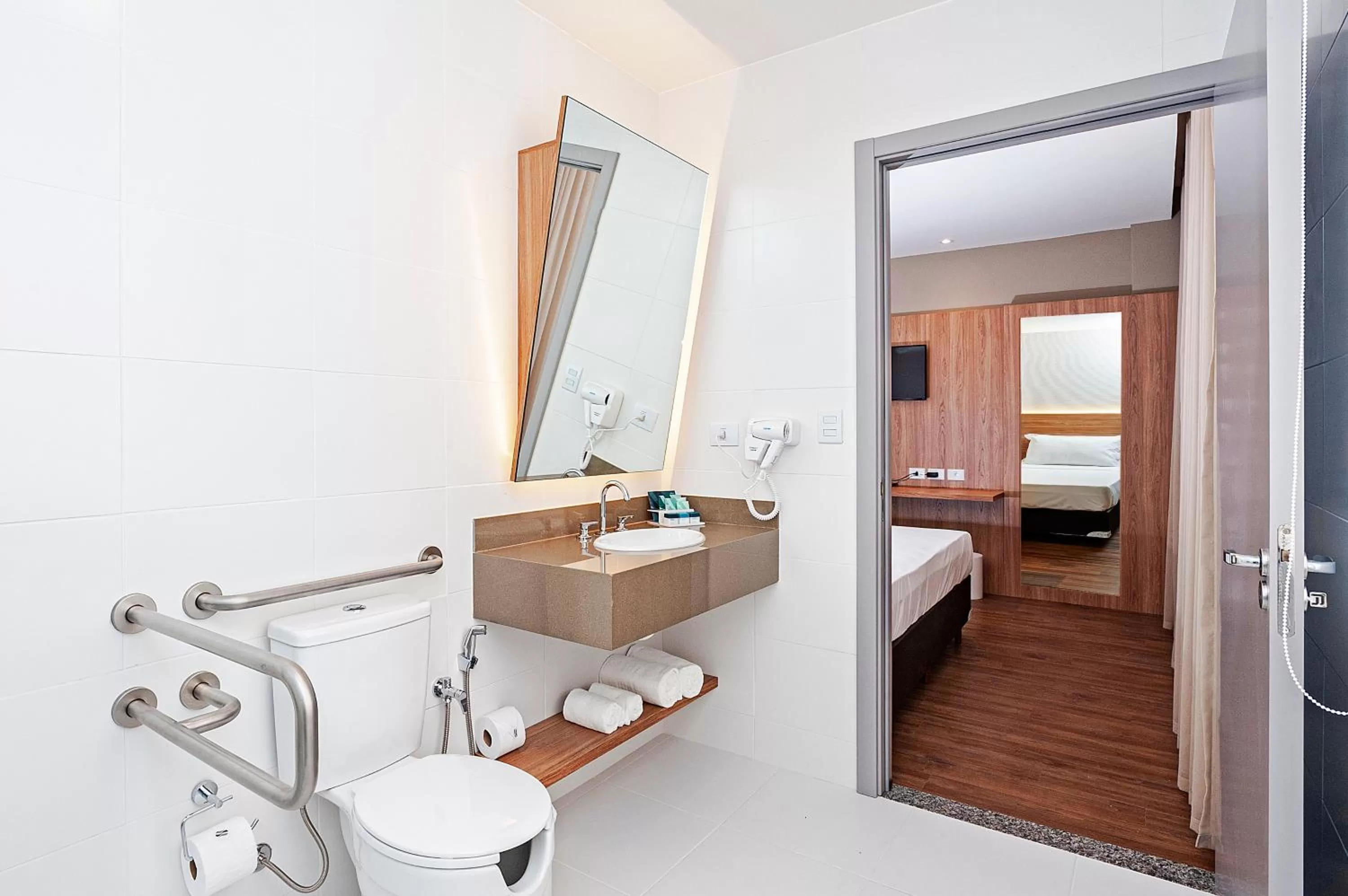 Toilet, Bed in Slaviero Curitiba Aeroporto