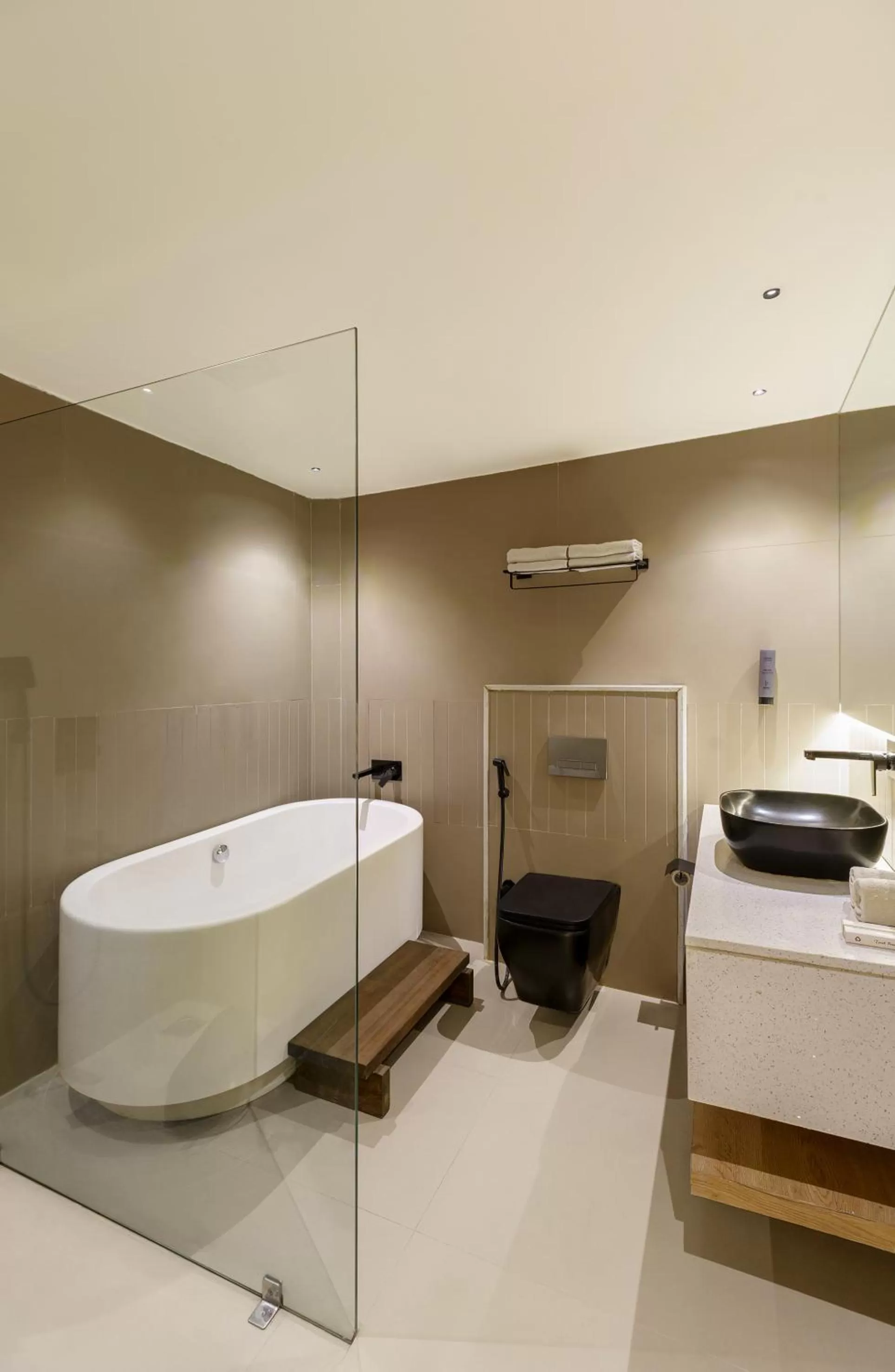 Bathroom, Bed in The Red Pier - My Downtown Hotels