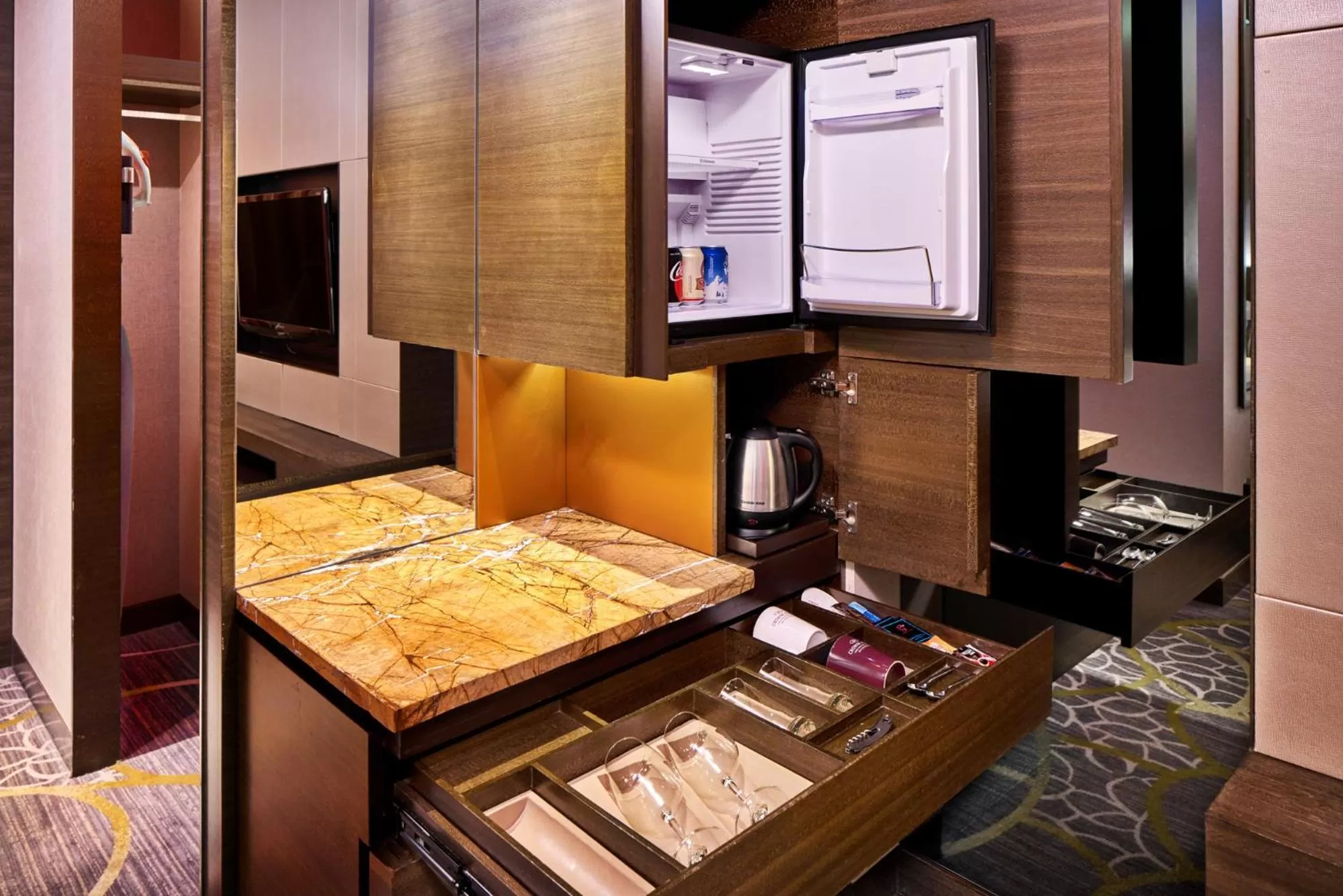 Coffee/tea facilities in Crowne Plaza Hong Kong Kowloon East by IHG