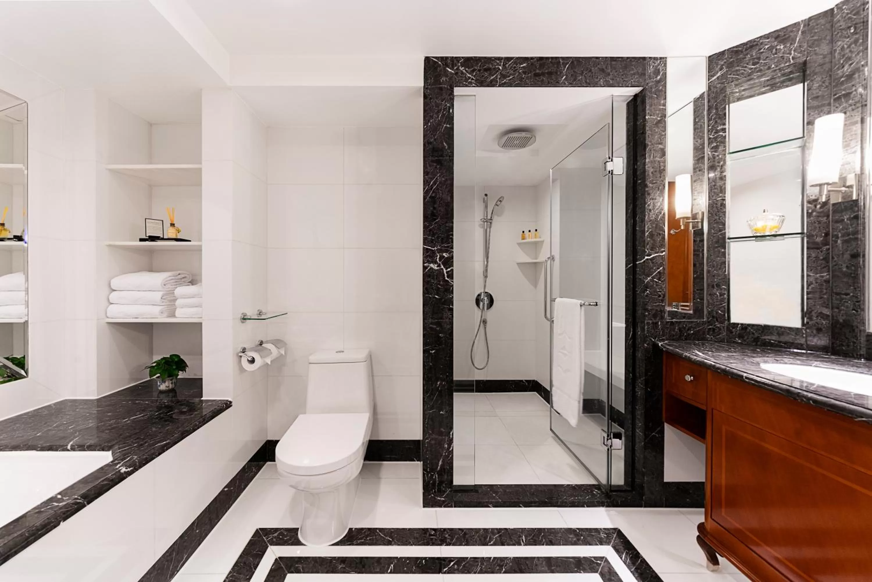 Toilet in Kowloon Shangri-La, Hong Kong