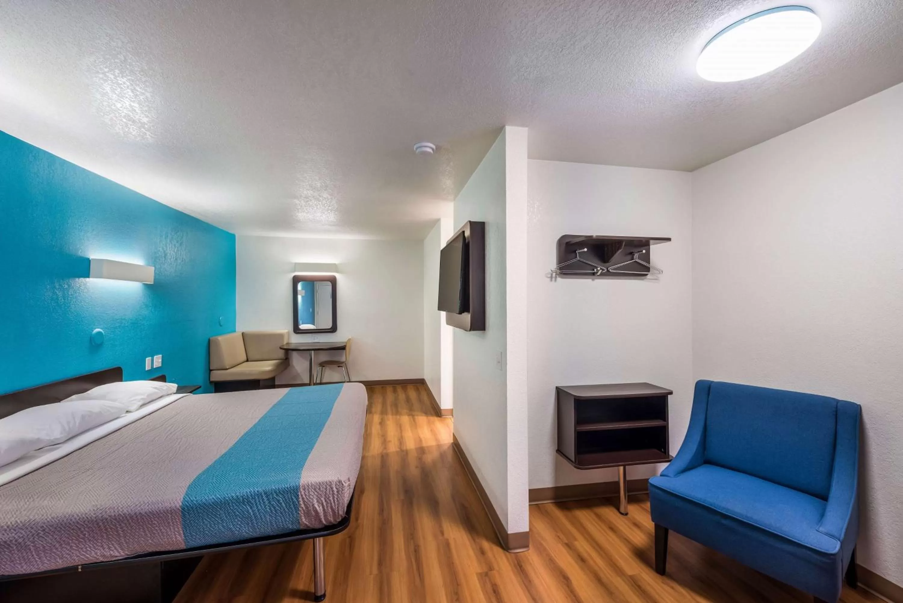 Photo of the whole room, Bed in Motel 6-Irving, TX - Irving DFW Airport East