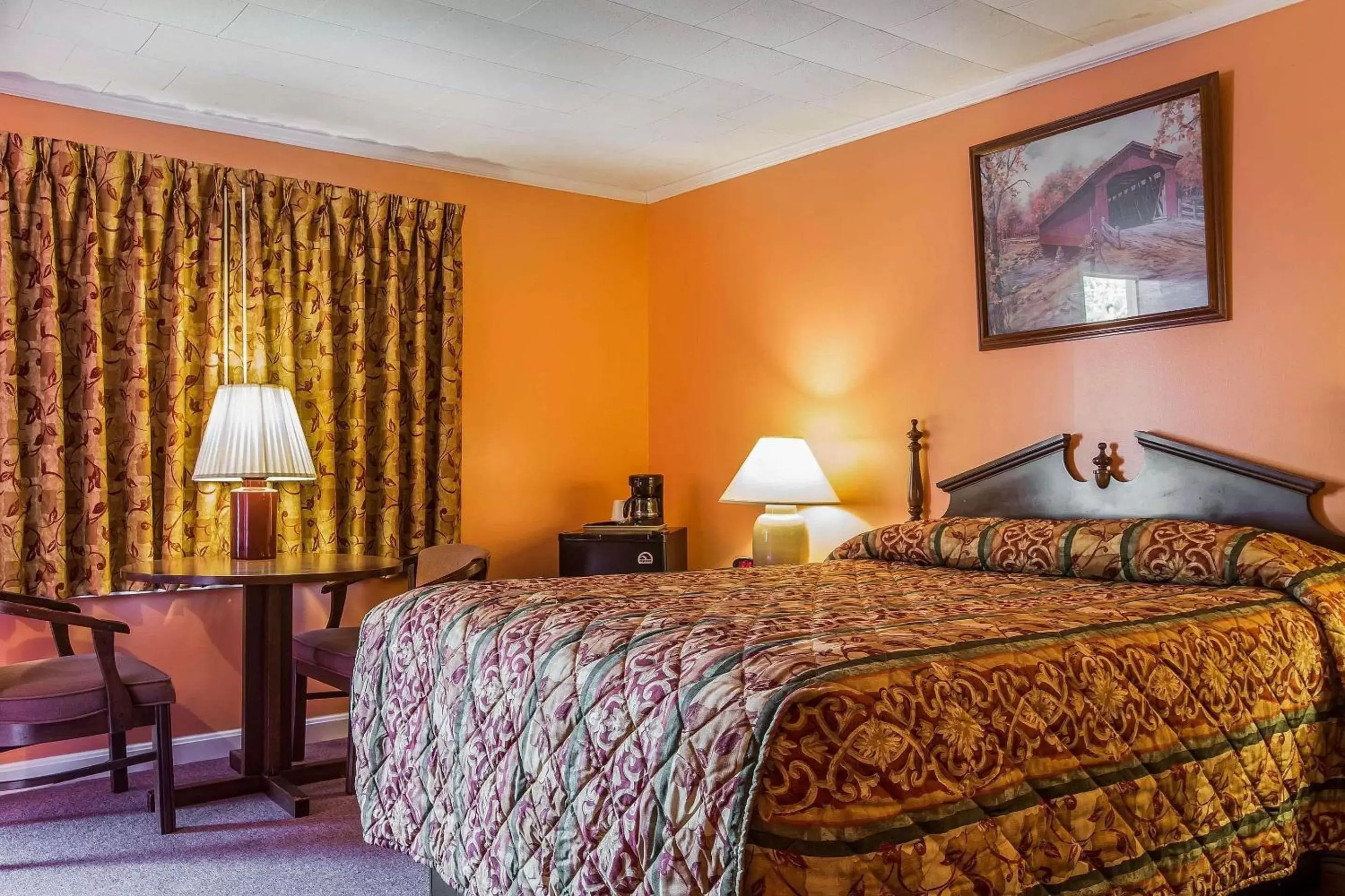 Queen Room - Non-Smoking in Rodeway Inn Lincoln I-93 Queen Room - Non-Smoking in Rodeway Inn Lincoln I-93