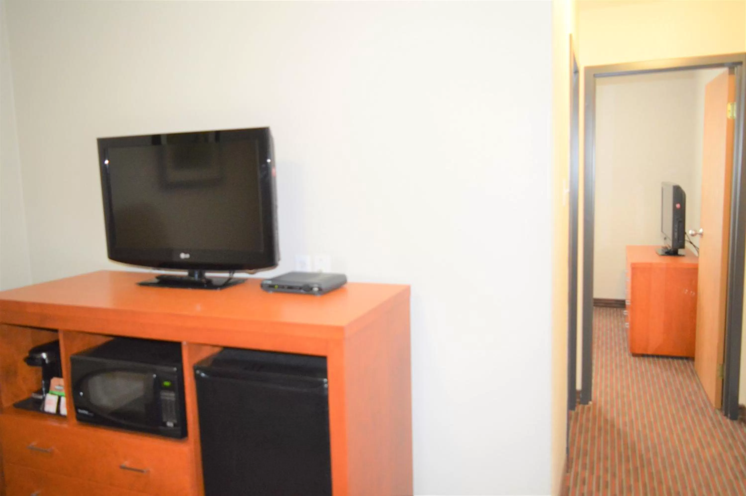 TV and multimedia in Super 8 by Wyndham Grande Prairie