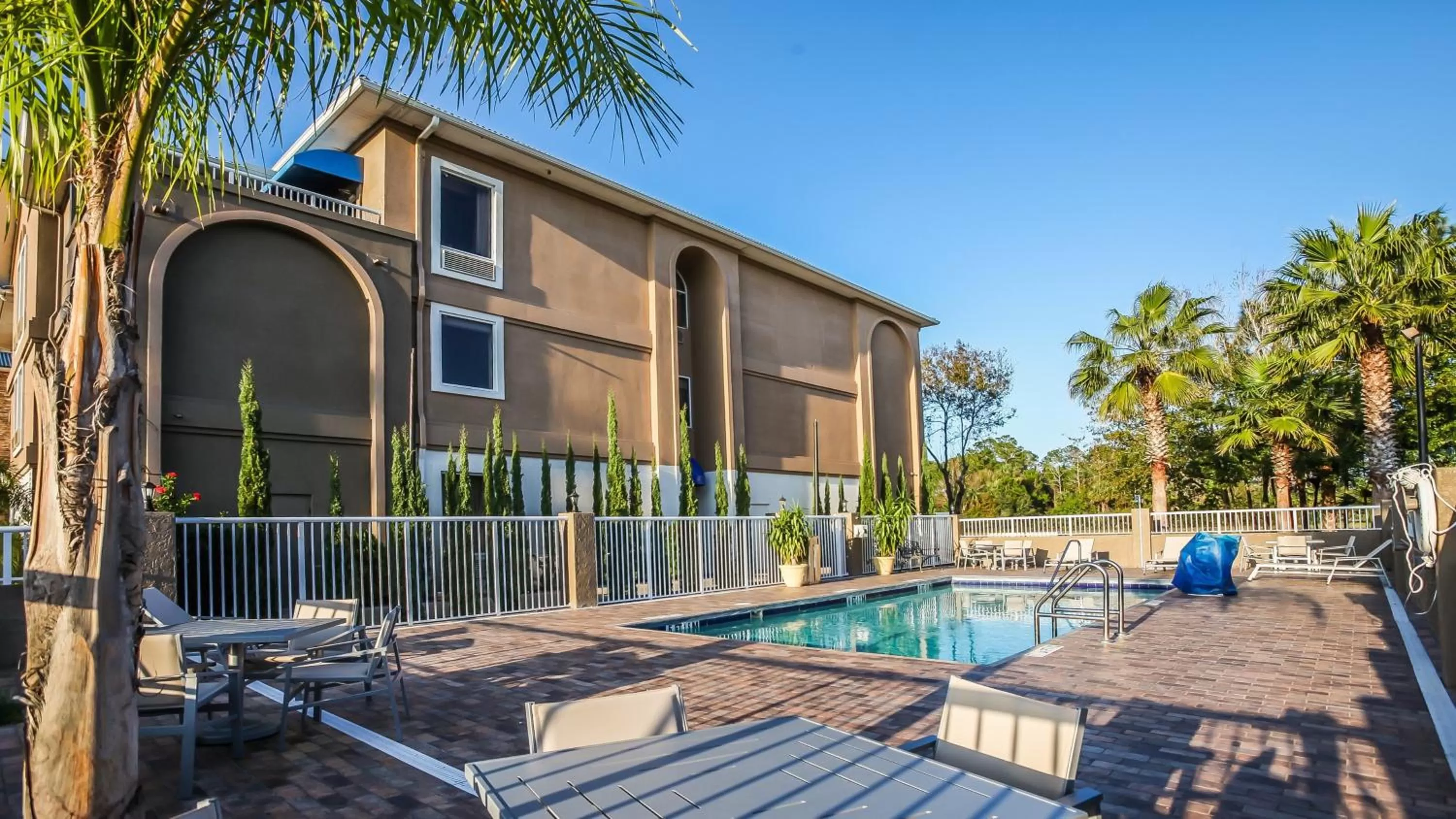 Swimming pool in Holiday Inn Express Daytona Beach - Speedway by IHG