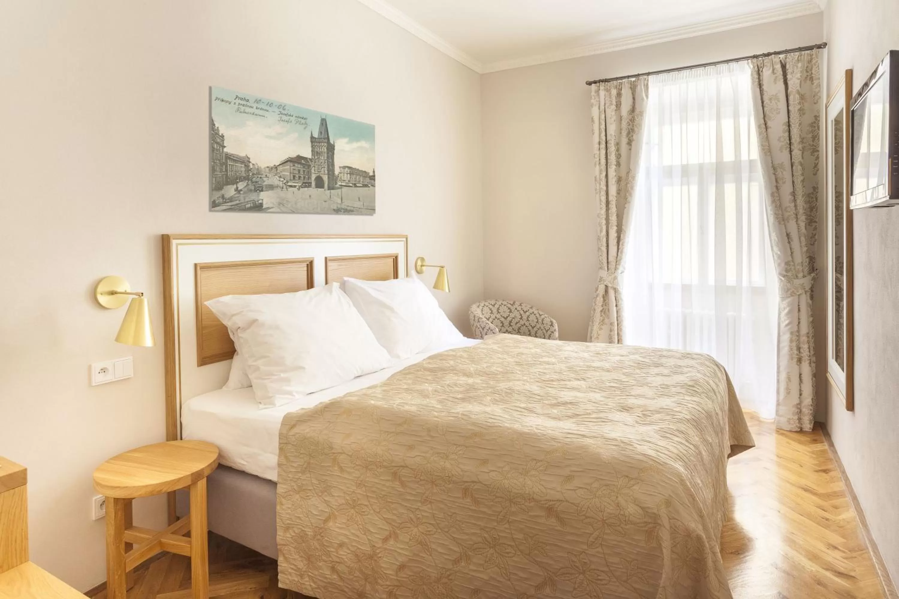 Photo of the whole room, Bed in Hotel At the Golden Scissors