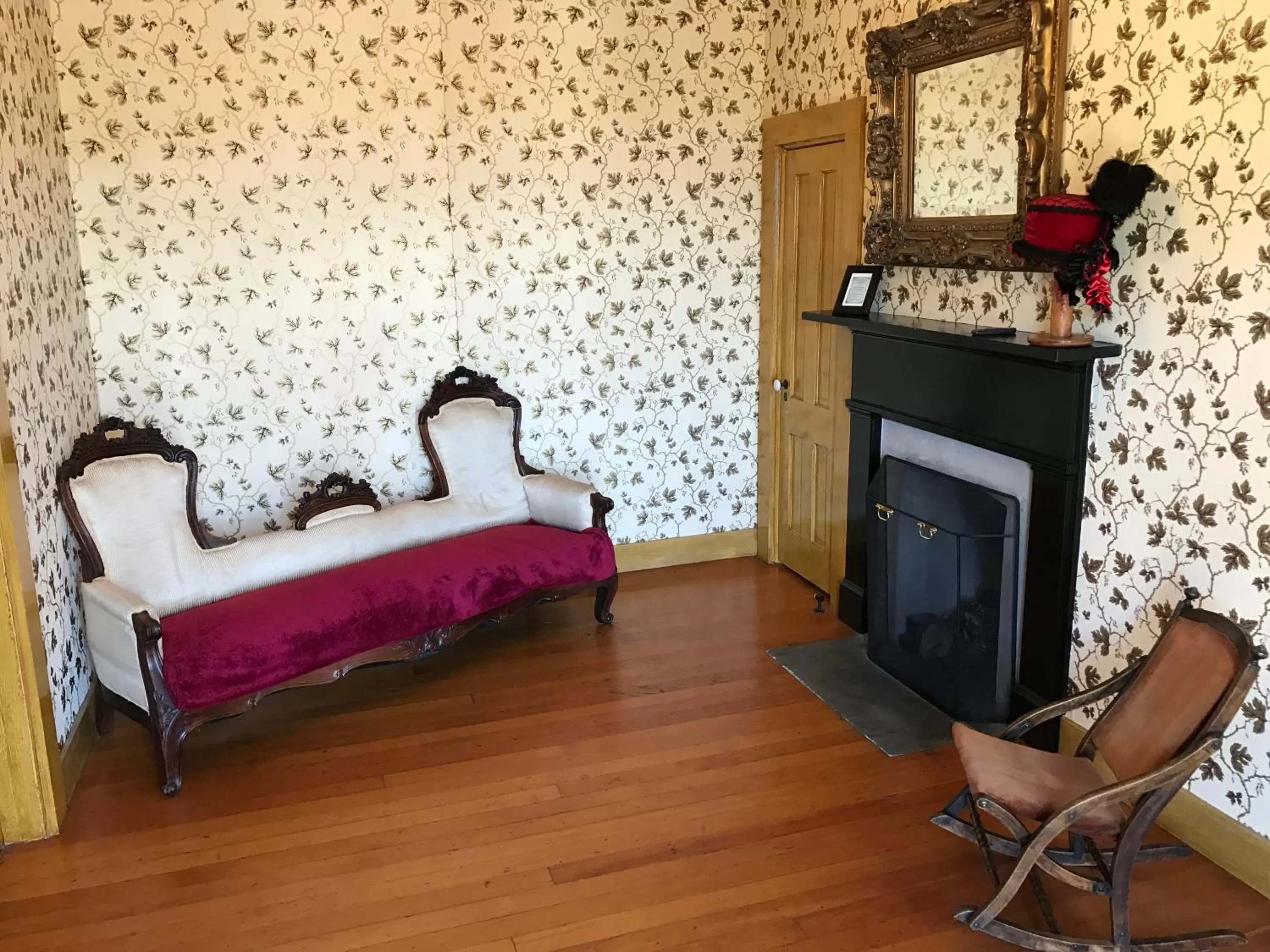 Seating area in Cosmopolitan Hotel