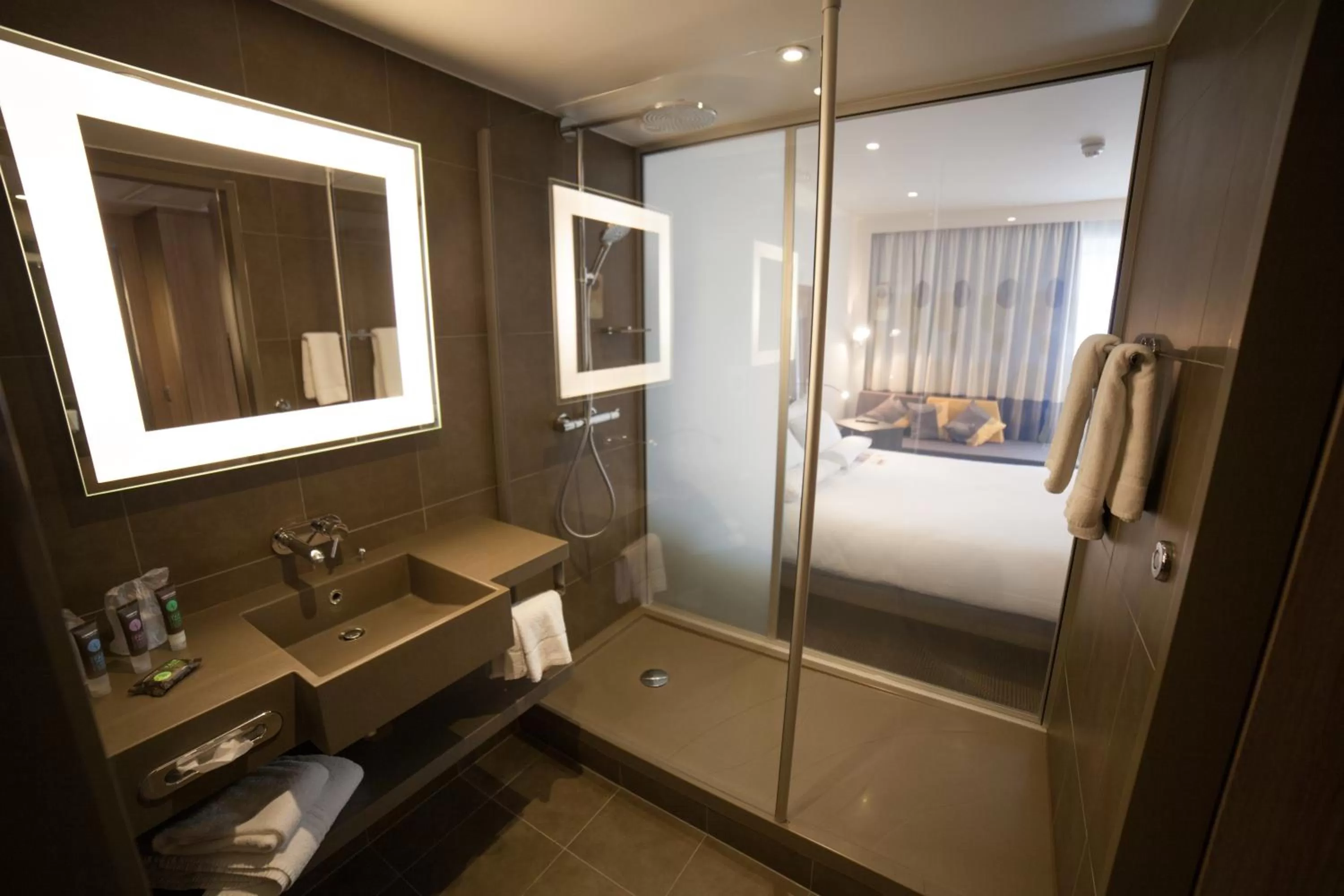 Bathroom, Bed in Novotel London Waterloo