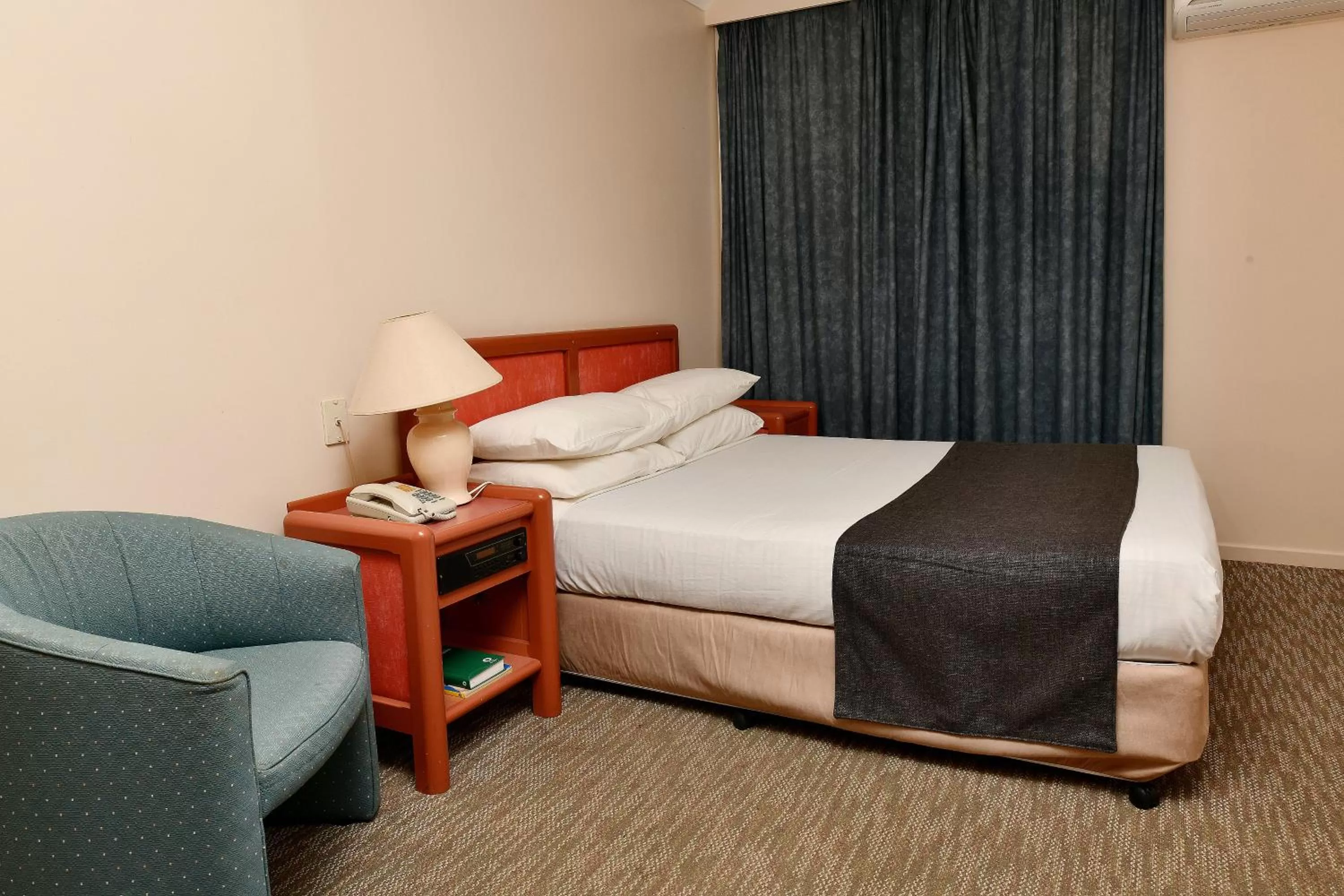 Bed in Burke and Wills Motor Inn