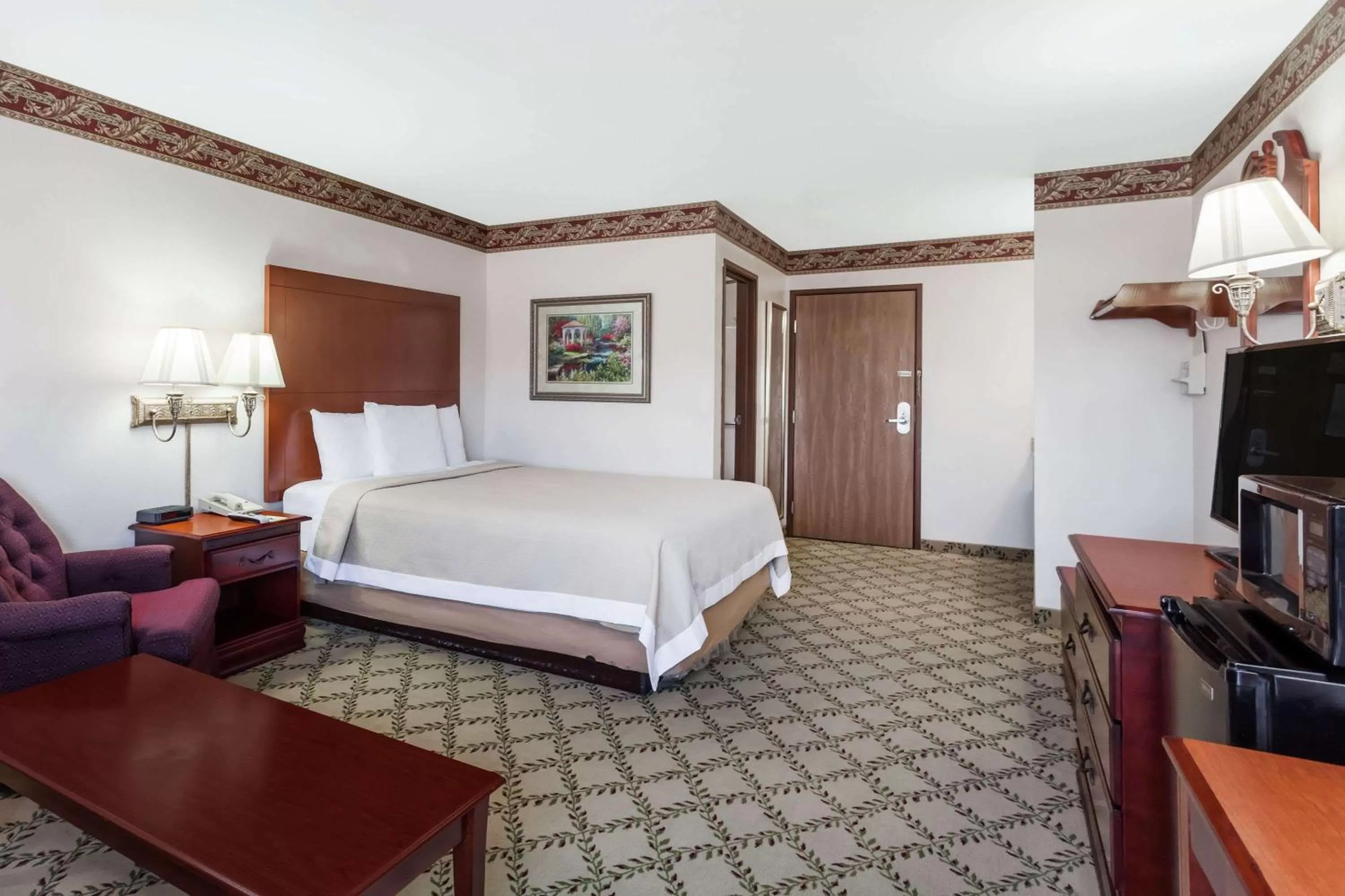 Photo of the whole room, Bed in Days Inn by Wyndham Dyersburg