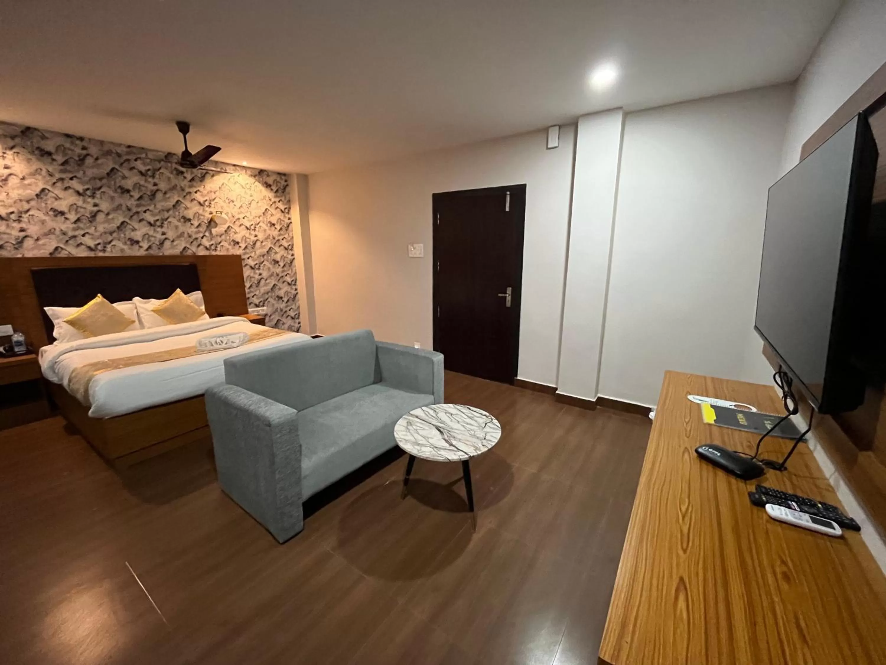 Communal lounge/ TV room, Bed in The Rhino