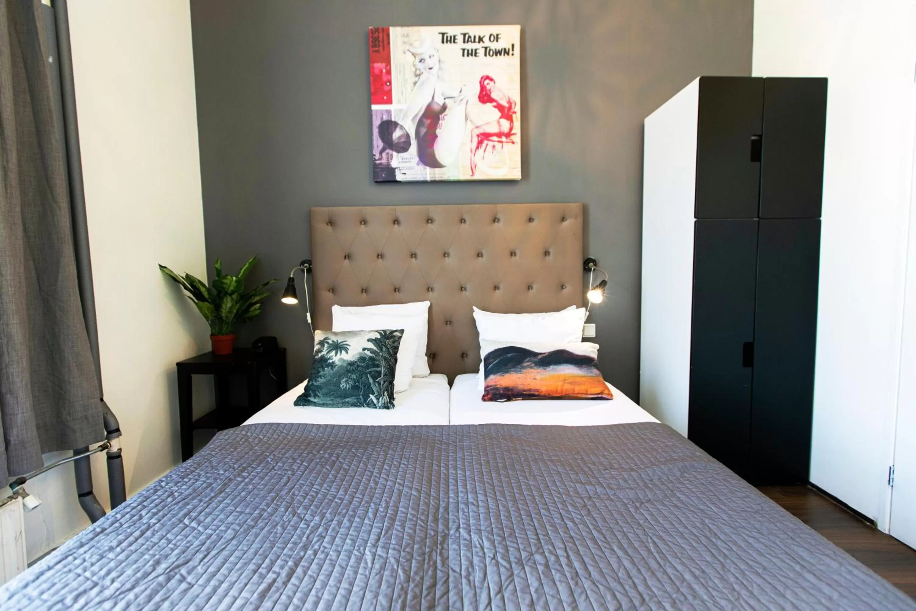 Bed in Quentin England Hotel