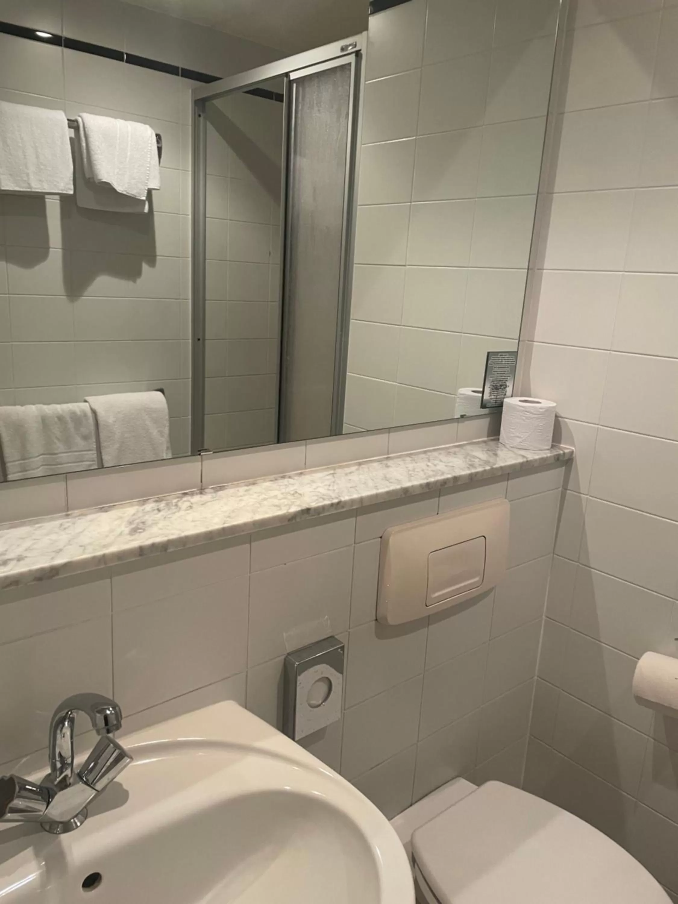 Bathroom in Hotel Bitterfelder Hof