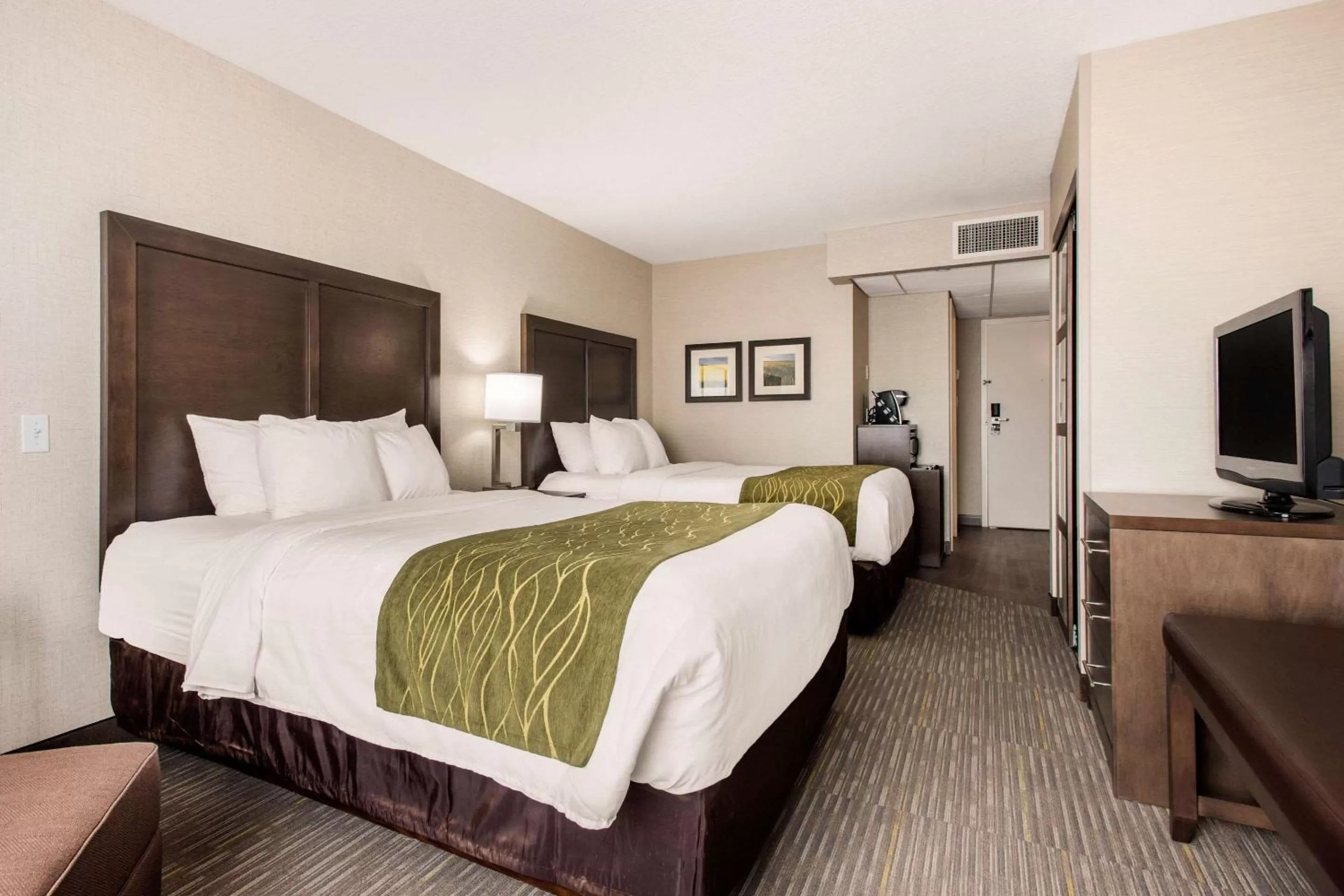 Photo of the whole room, Bed in Comfort Inn & Suites