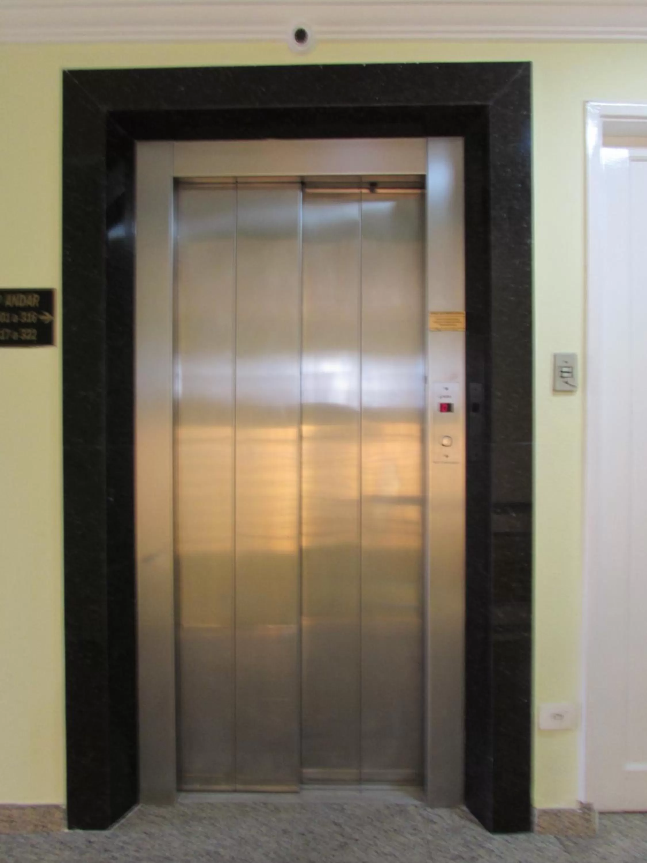 Hotel Monteneve a 2 minutos do Bom Retiro, a 8 minutos da 25 de Março a 100 metros da estação de trem para Aeroporto Internacional de Guarulhos