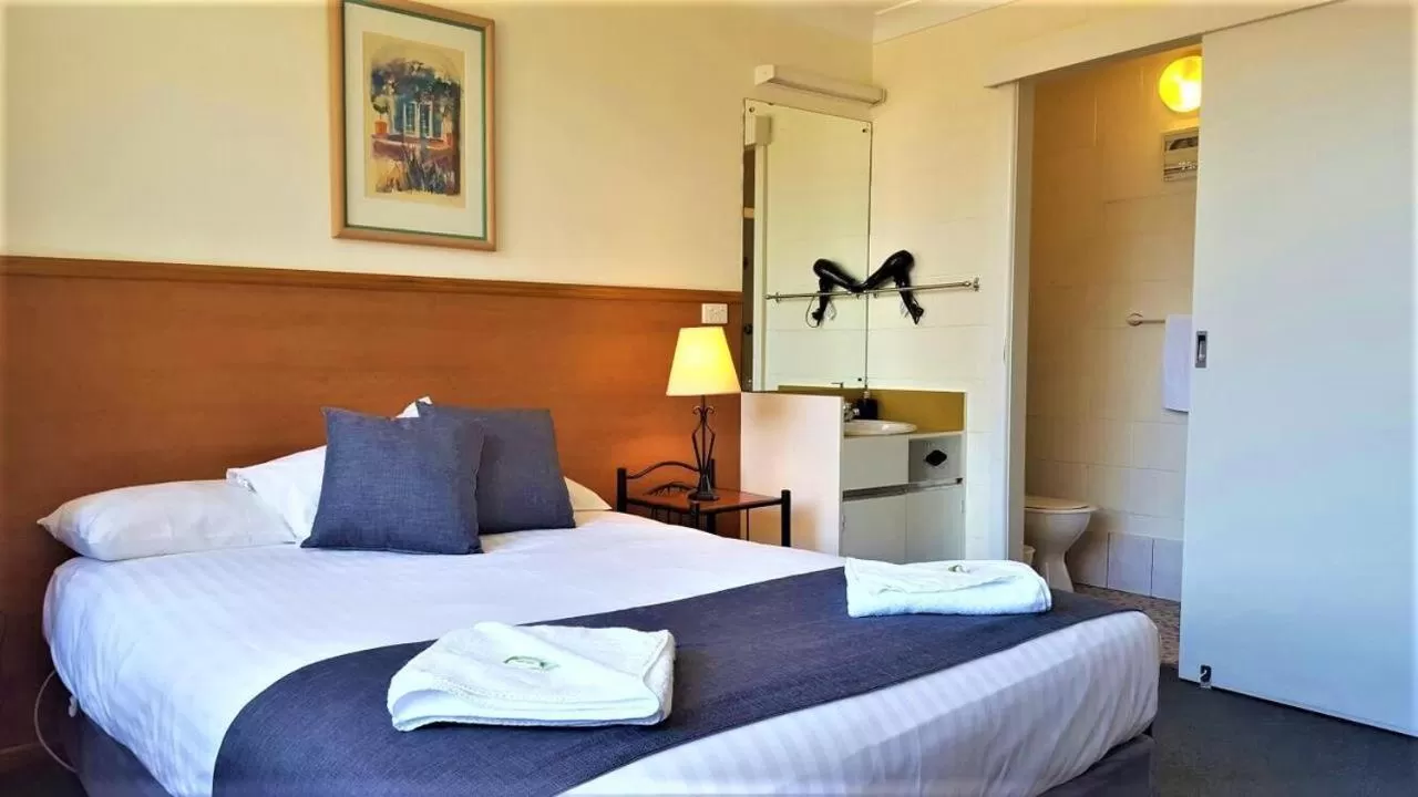 Bed in Mt Lyell Motor Inn