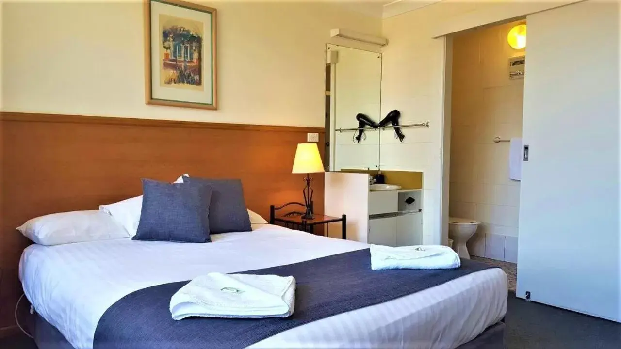 Queen Room in Mt Lyell Motor Inn Queen Room in Mt Lyell Motor Inn