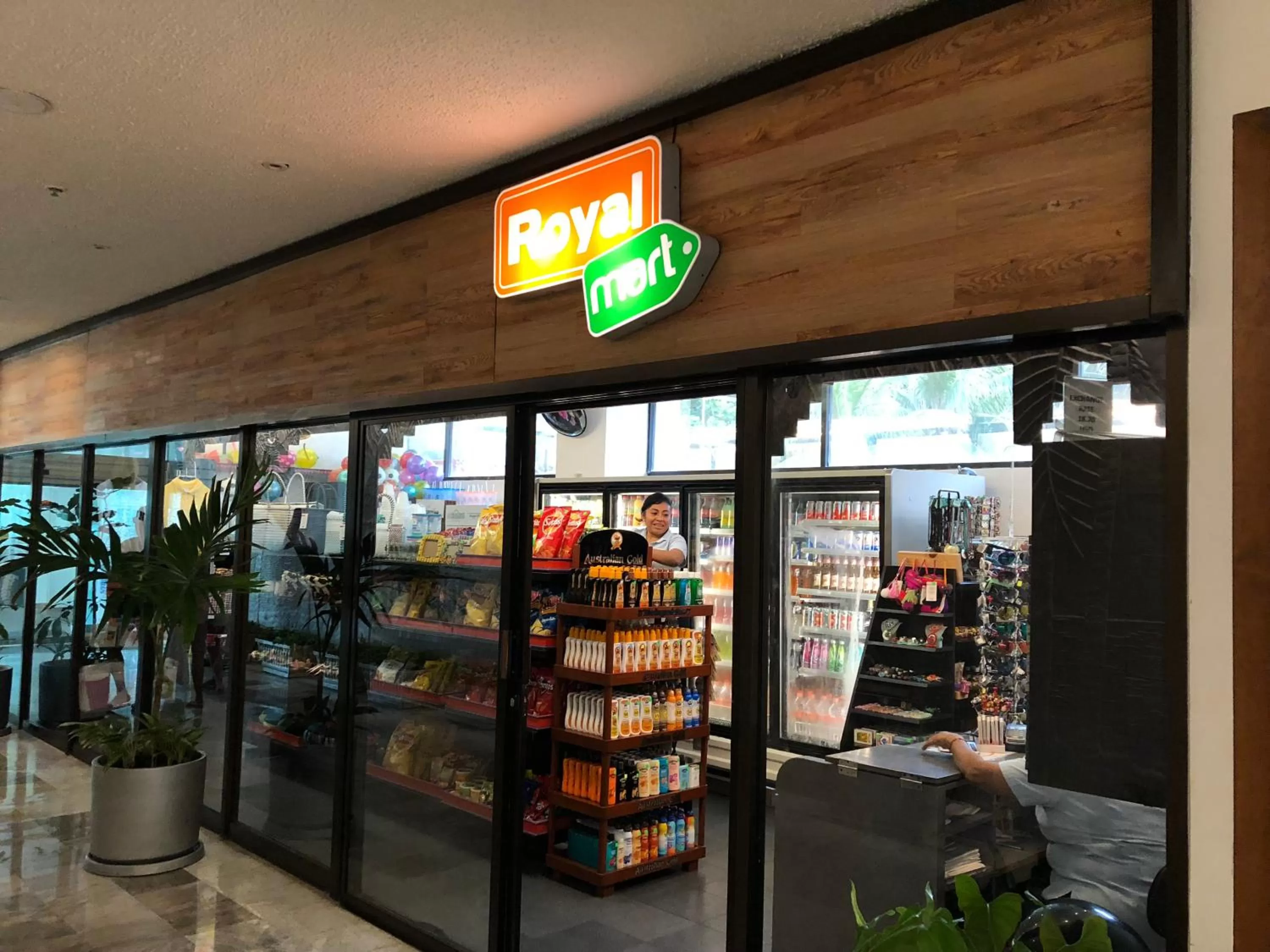 On-site shops, Supermarket/Shops in Condos inside an Ocean Front Hotel Resort