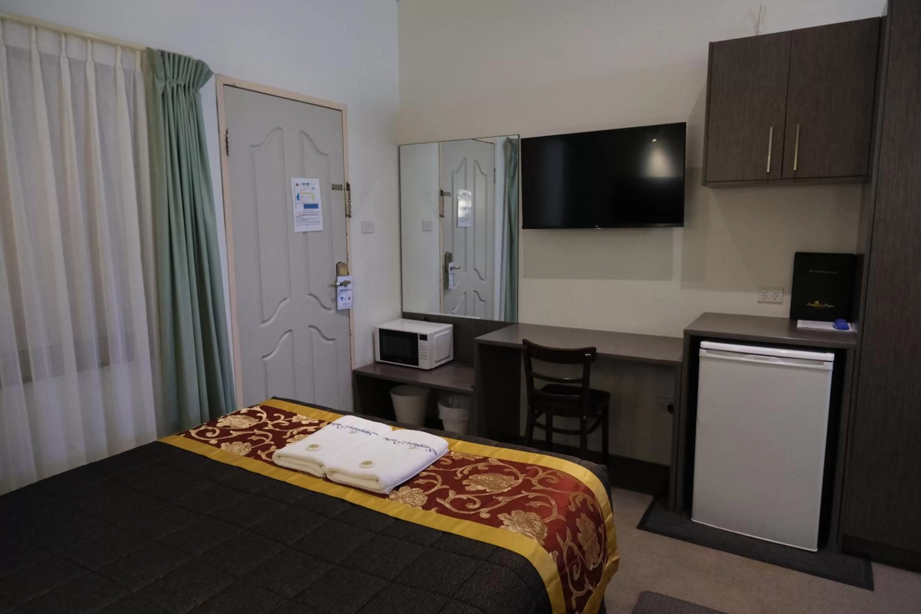 TV and multimedia, Bed in Sapphire Palms Motel