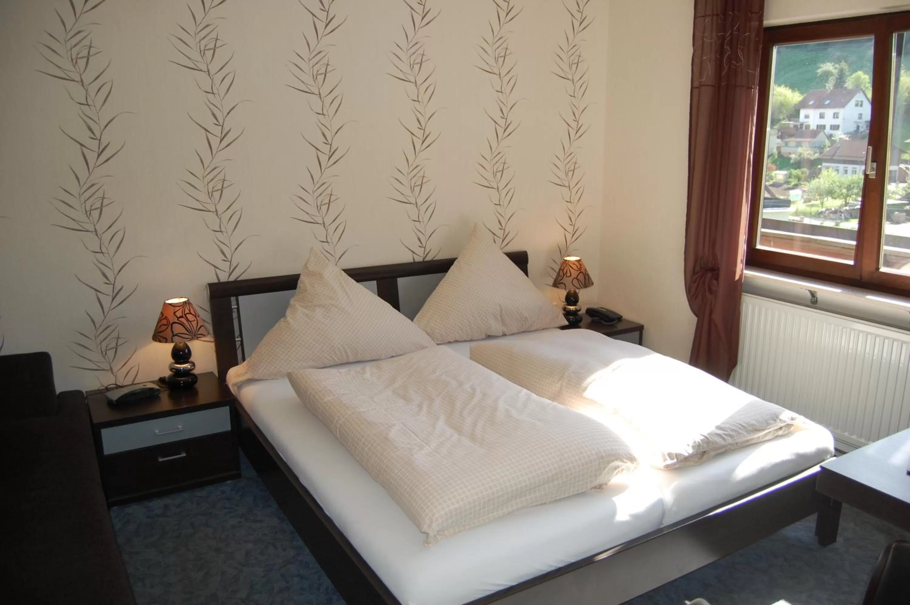 Bedroom, Bed in Hotel Grüner Baum mit Restaurant & Wellness