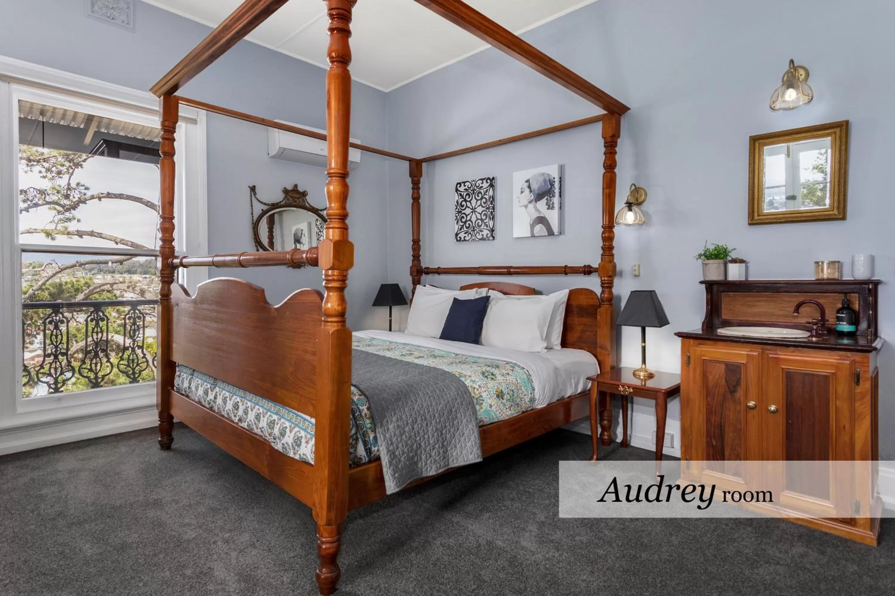 Bed in The Dragonfly Inn