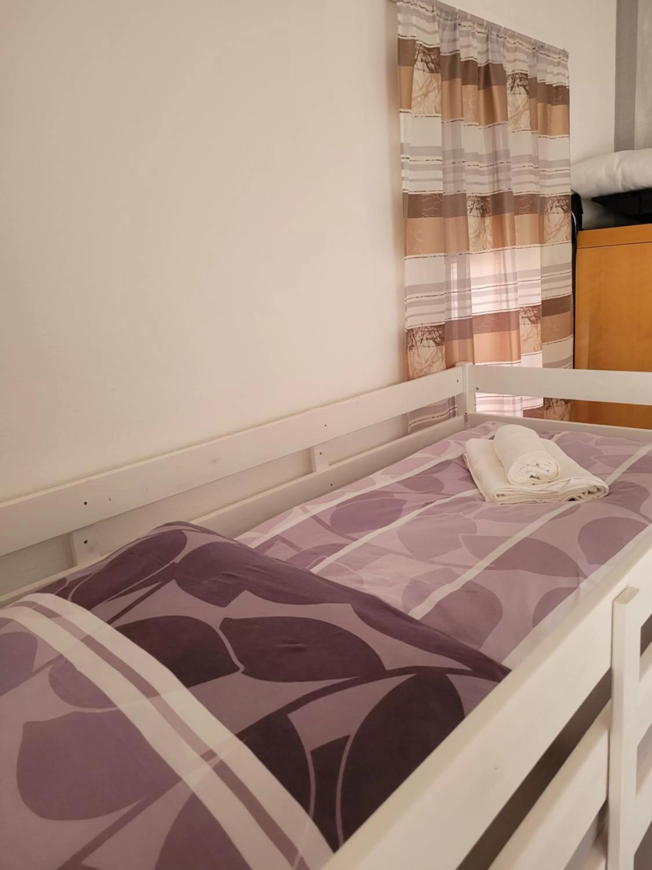 bunk bed, Bed in King Panorama mit Netflix