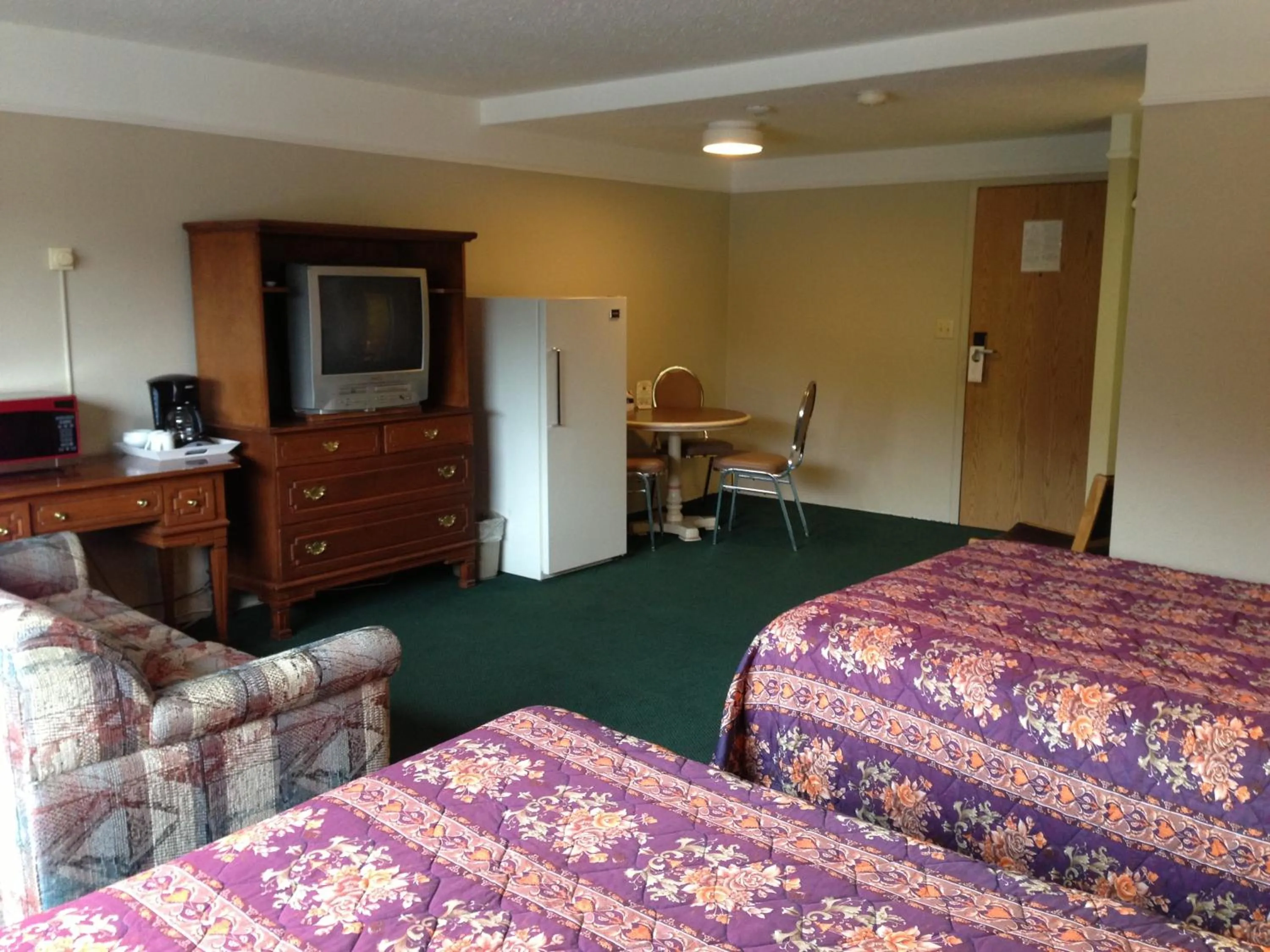 Photo of the whole room, Bed in Moby Dick Inn