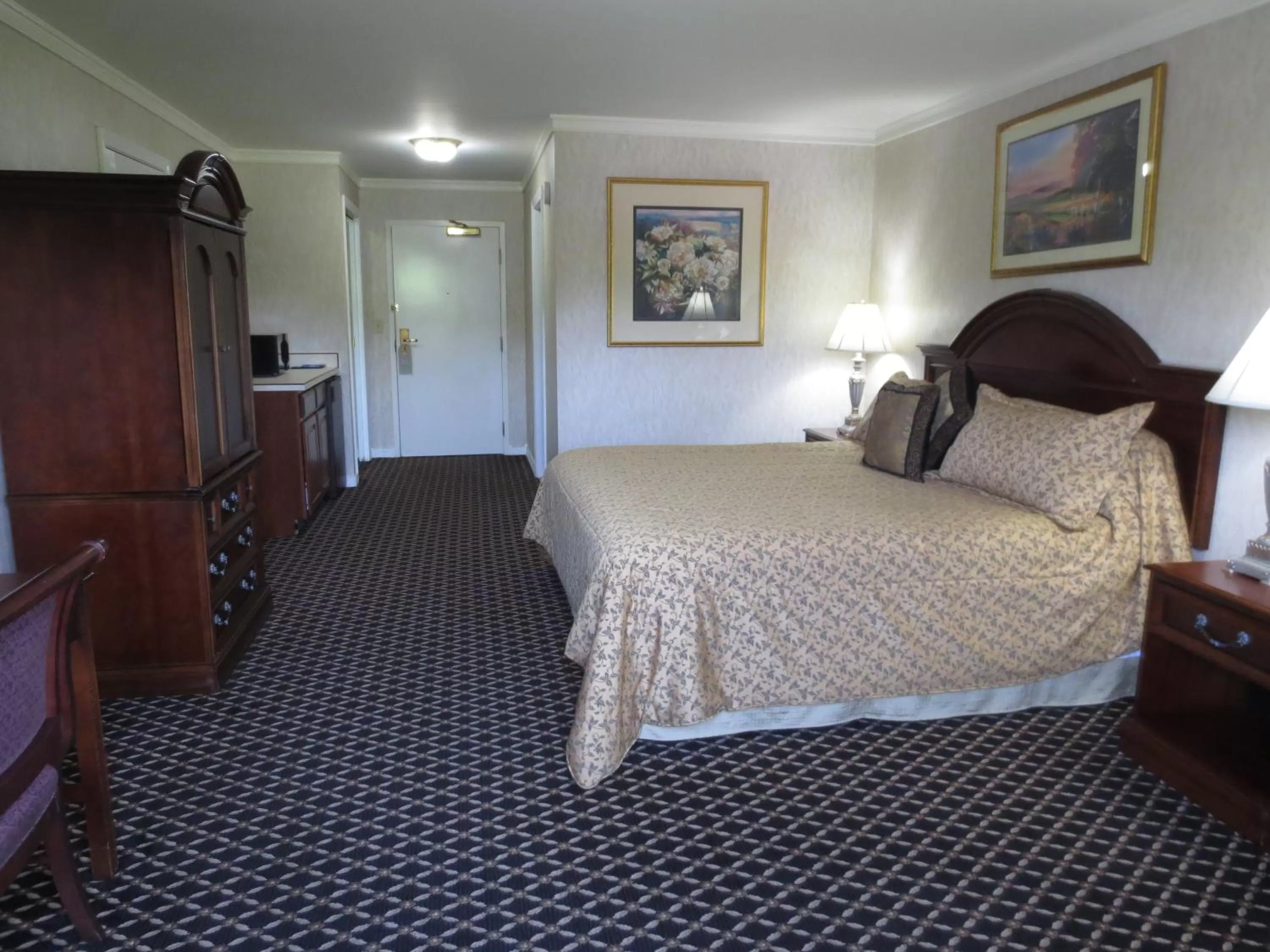 Photo of the whole room, Bed in Roosevelt Inn & Suites Saratoga Springs
