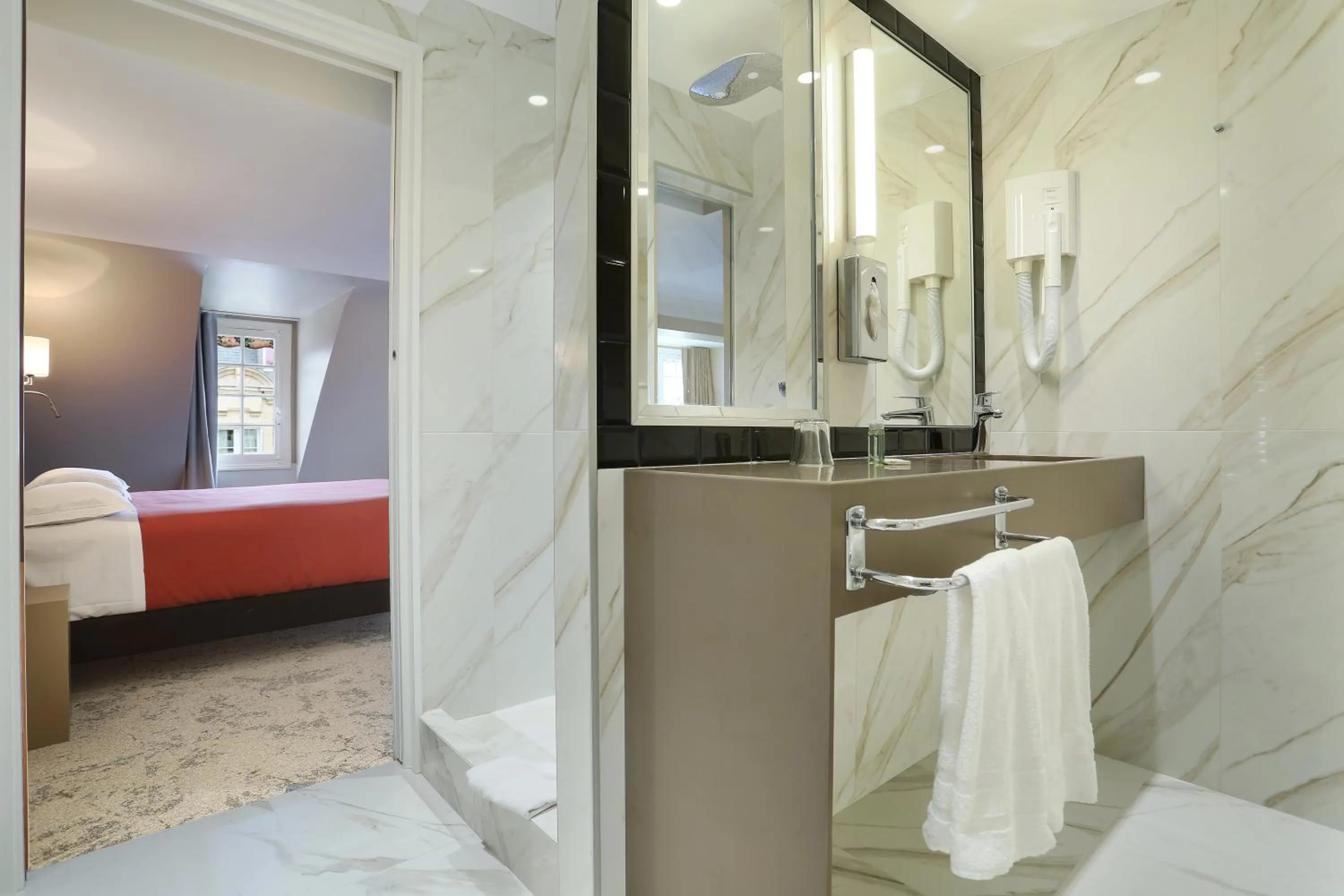 Bathroom, Bed in Hotel Concortel Paris