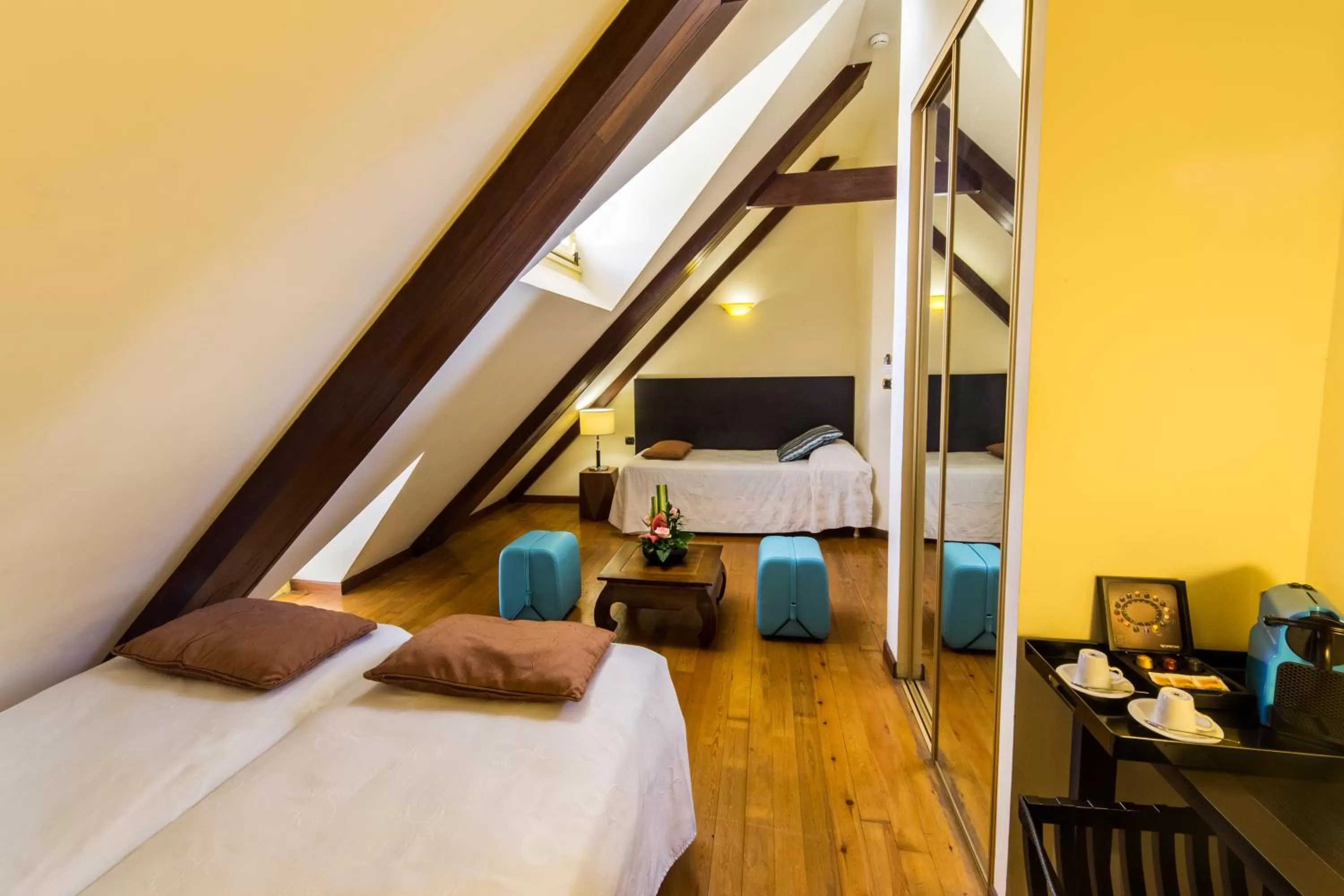 Photo of the whole room, Bed in Le Juliette Dodu- Le charme d'un monument historique