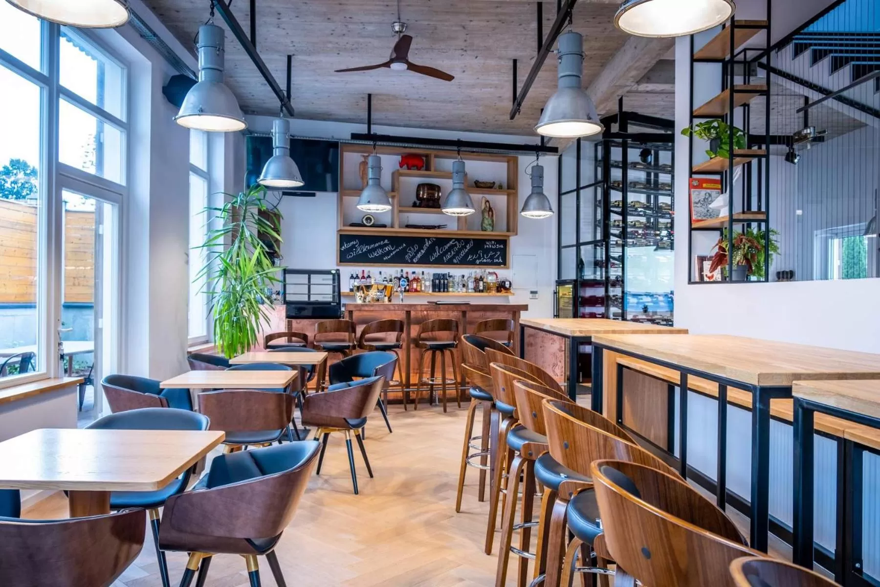 Restaurant/Places to Eat in Salon Win Wine Bar & Apartments