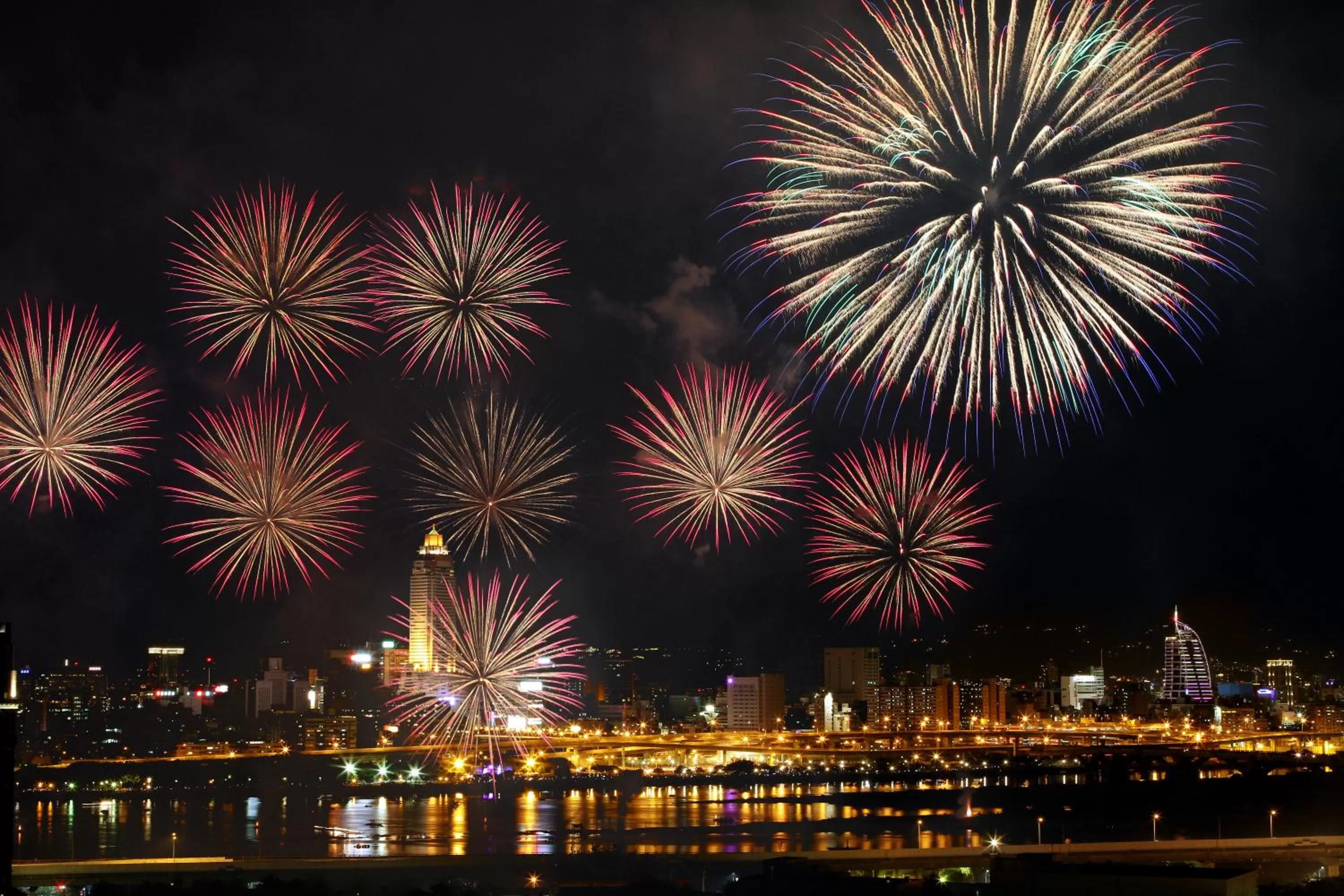 Night in Wemeet Hotel Taipei
