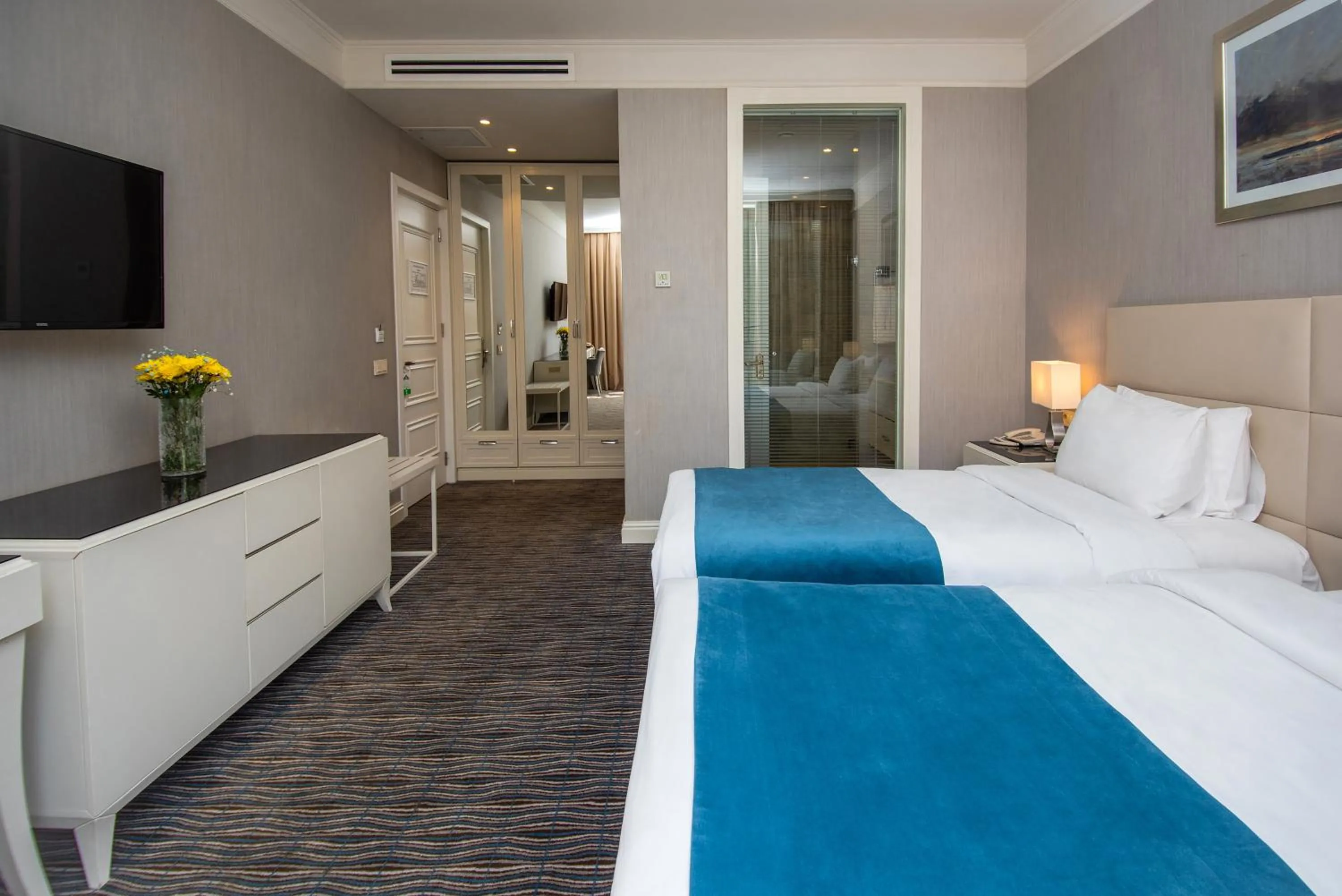 Bedroom, Bed in City Avenue Hotel